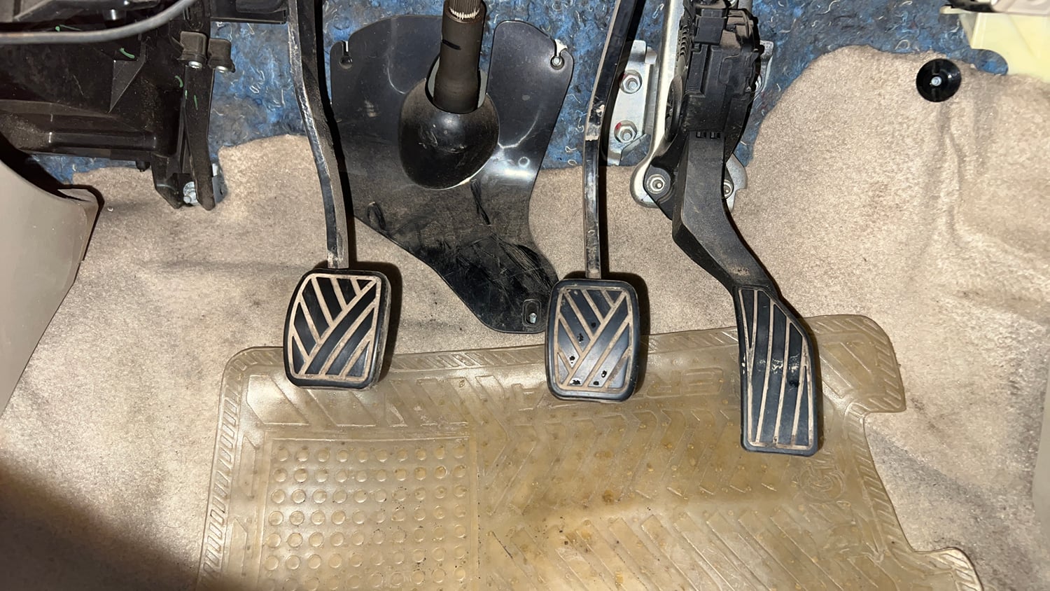 Used 2013 Maruti Suzuki Ertiga Vxi Petrol Manual interior PEDALS VIEW