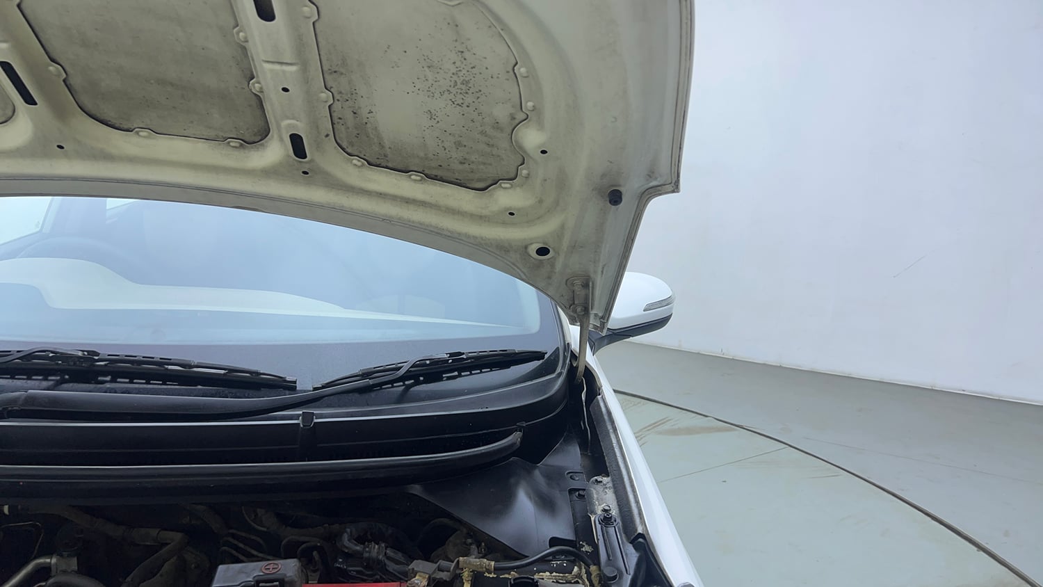 Used 2015 Hyundai Elite i20 Sportz 1.2 Petrol Manual engine ENGINE LEFT SIDE HINGE & APRON VIEW