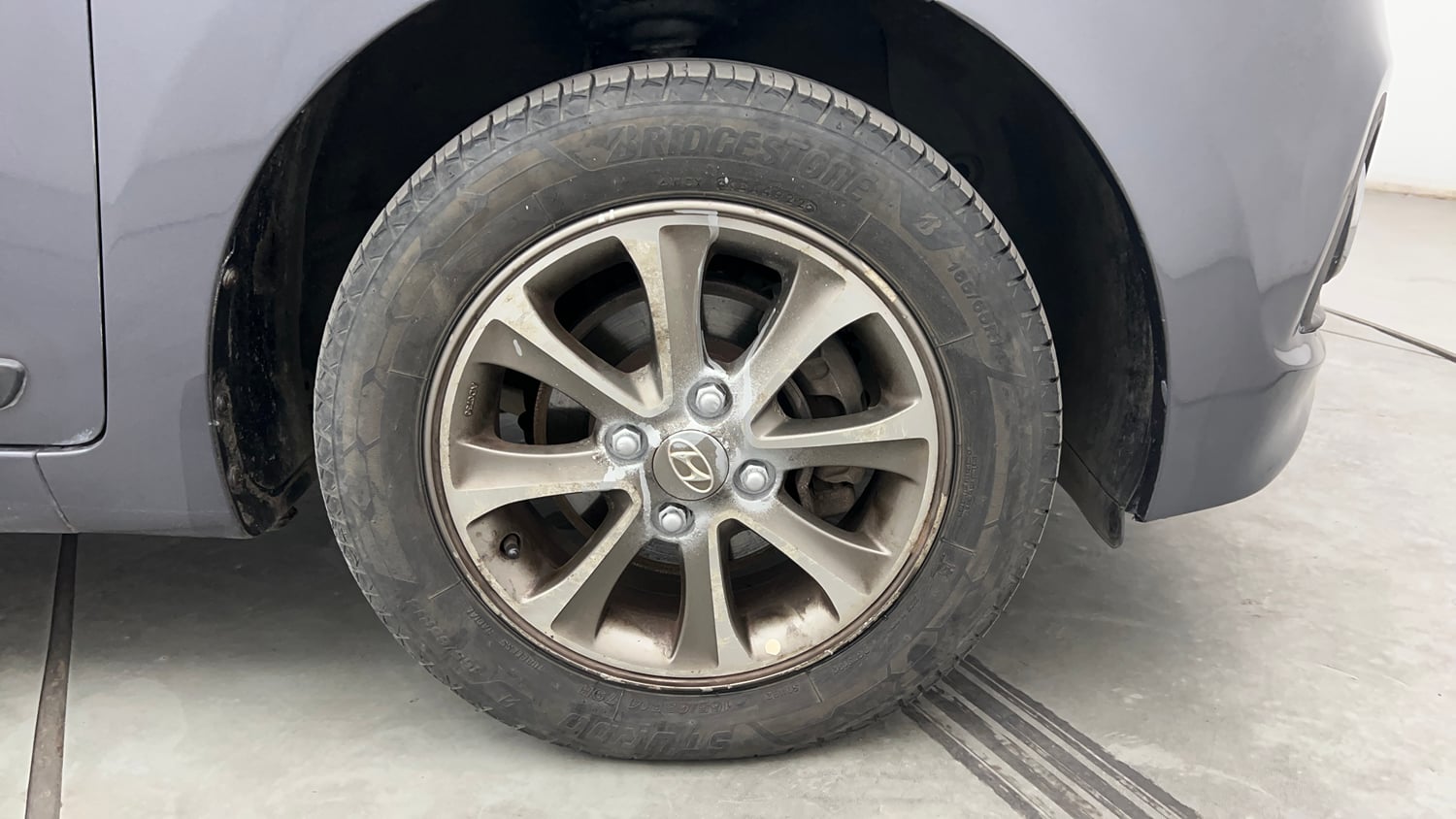 Used 2013 Hyundai Grand i10 Asta 1.2 Kappa VTVT Petrol Manual tyres RIGHT FRONT TYRE RIM VIEW
