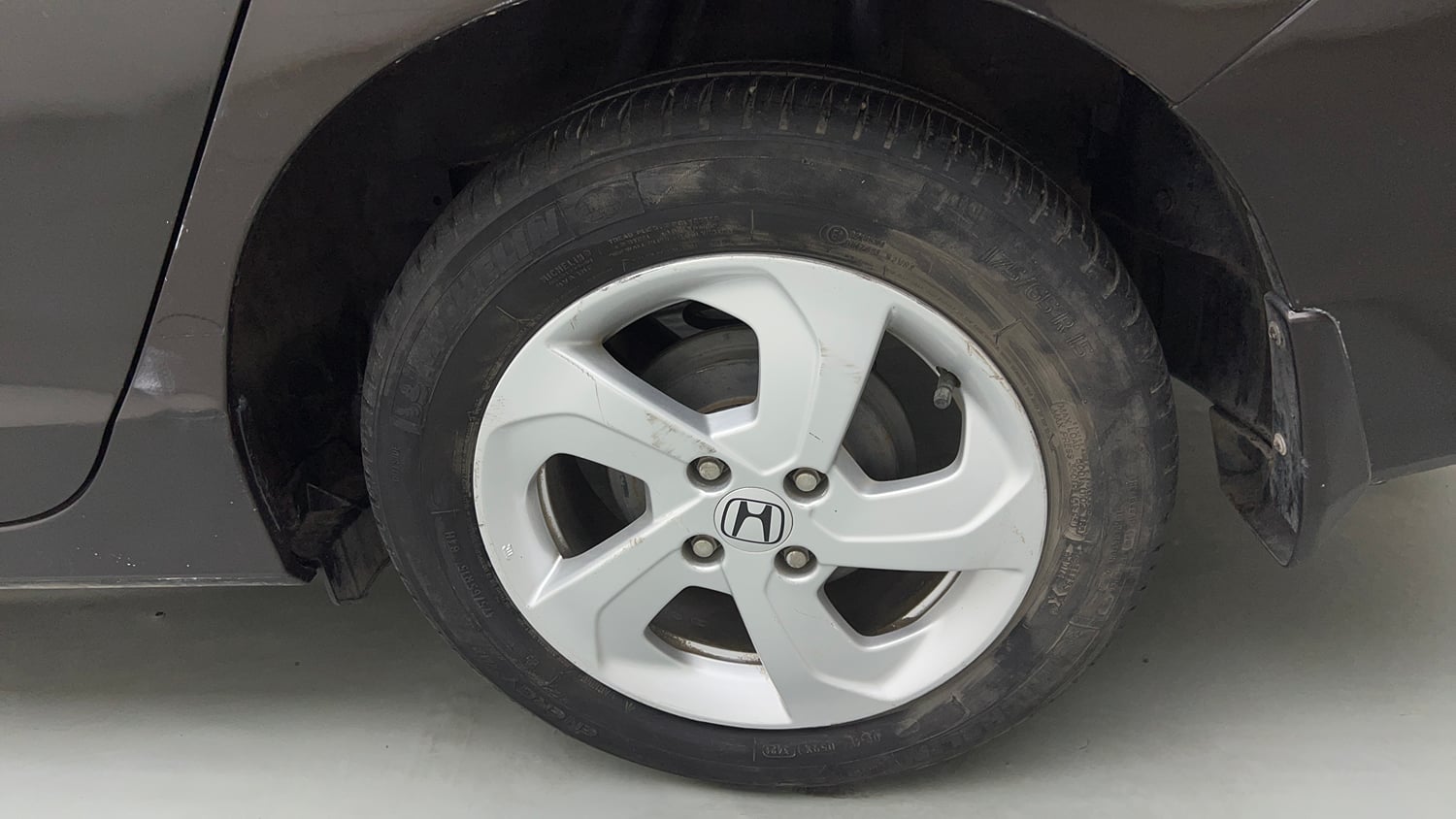 Used 2015 Honda City VX CVT Petrol Automatic tyres LEFT REAR TYRE RIM VIEW