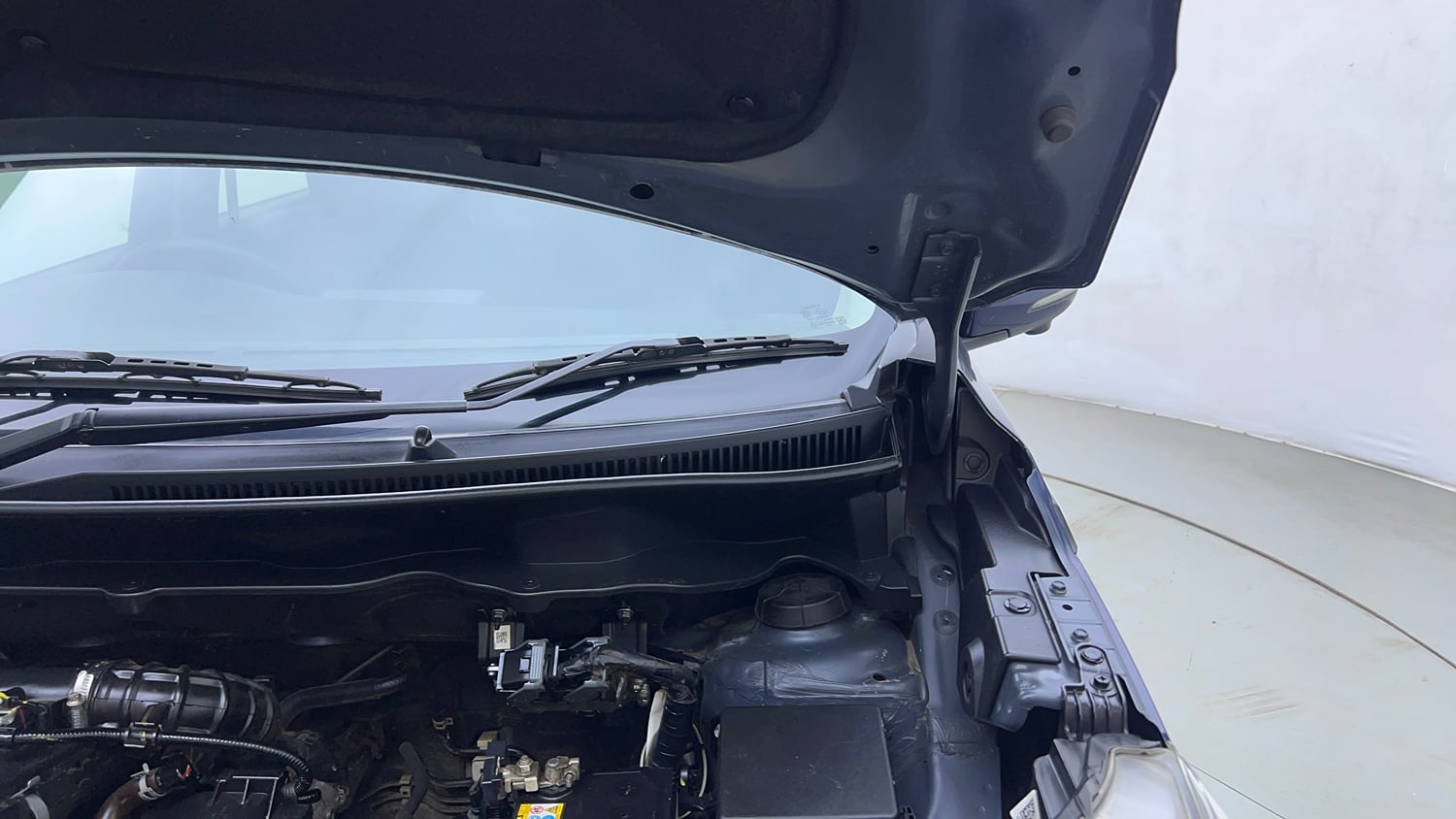 Used 2023 Maruti Suzuki XL6 Alpha Plus MT Petrol Petrol Manual engine ENGINE LEFT SIDE HINGE & APRON VIEW