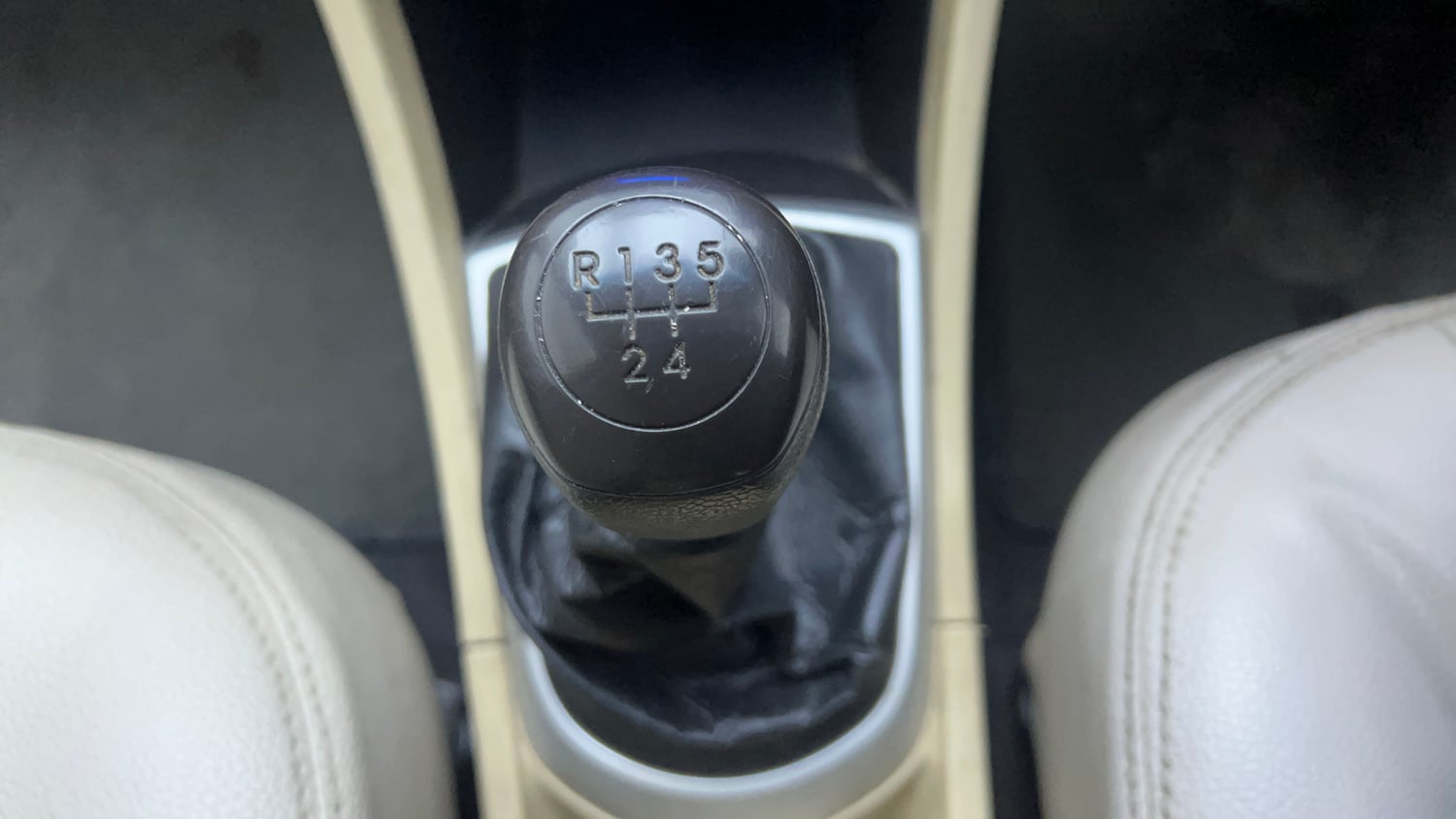 Used 2012 Hyundai Verna Fluidic 1.6 VTVT SX Petrol Manual interior GEAR  KNOB VIEW