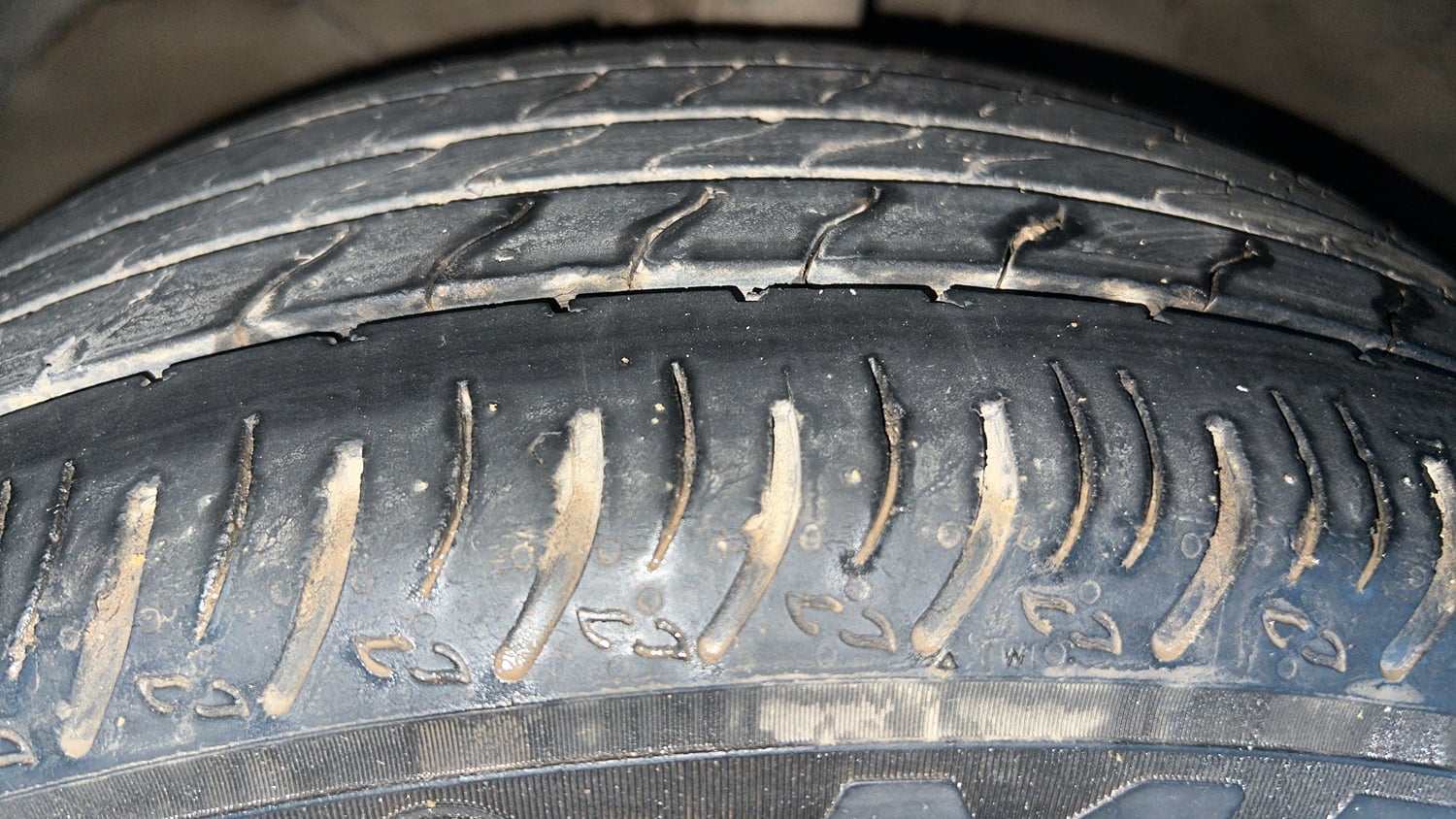 Used 2023 Maruti Suzuki XL6 Alpha Plus MT Petrol Petrol Manual tyres LEFT FRONT TYRE TREAD VIEW