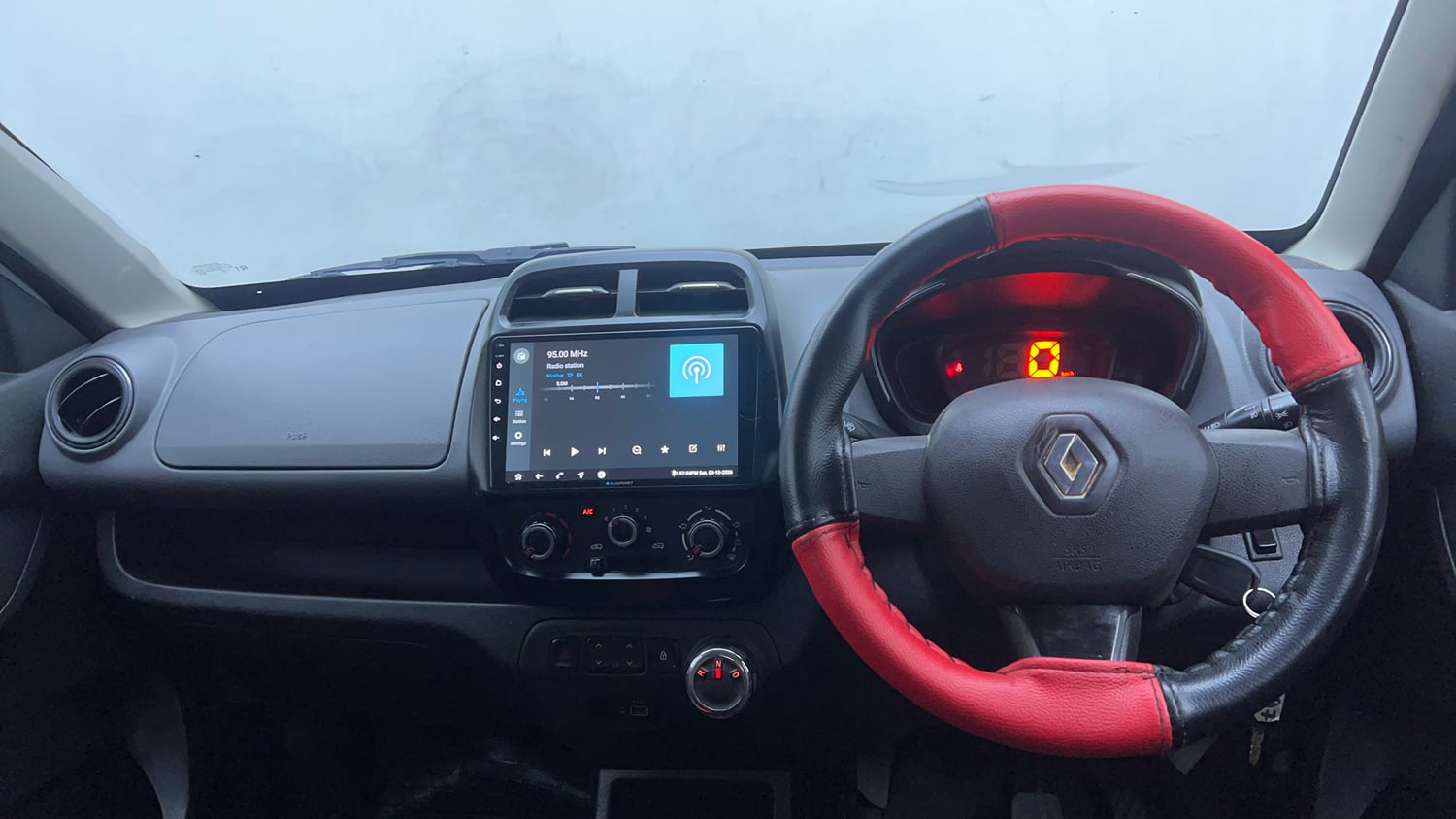 Used 2019 Renault Kwid 1.0 RXT AMT Opt Petrol Automatic interior DASHBOARD VIEW
