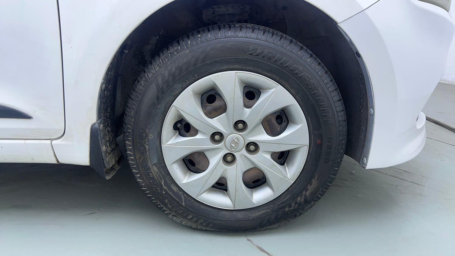 Used 2015 Hyundai Elite i20 Sportz 1.2 Petrol Manual tyres RIGHT FRONT TYRE RIM VIEW