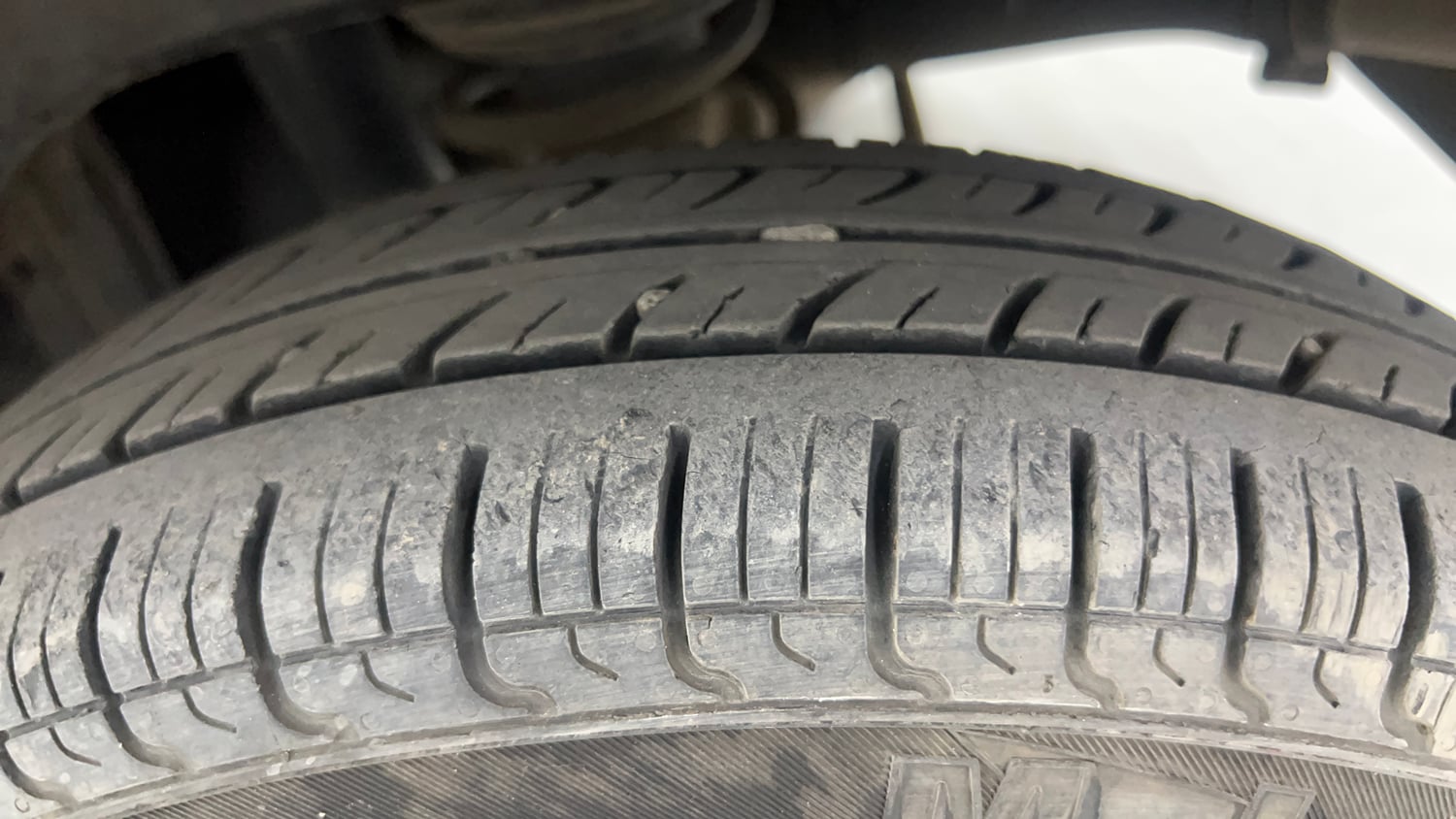Used 2014 Maruti Suzuki Alto 800 Lxi Petrol Manual tyres LEFT REAR TYRE TREAD VIEW