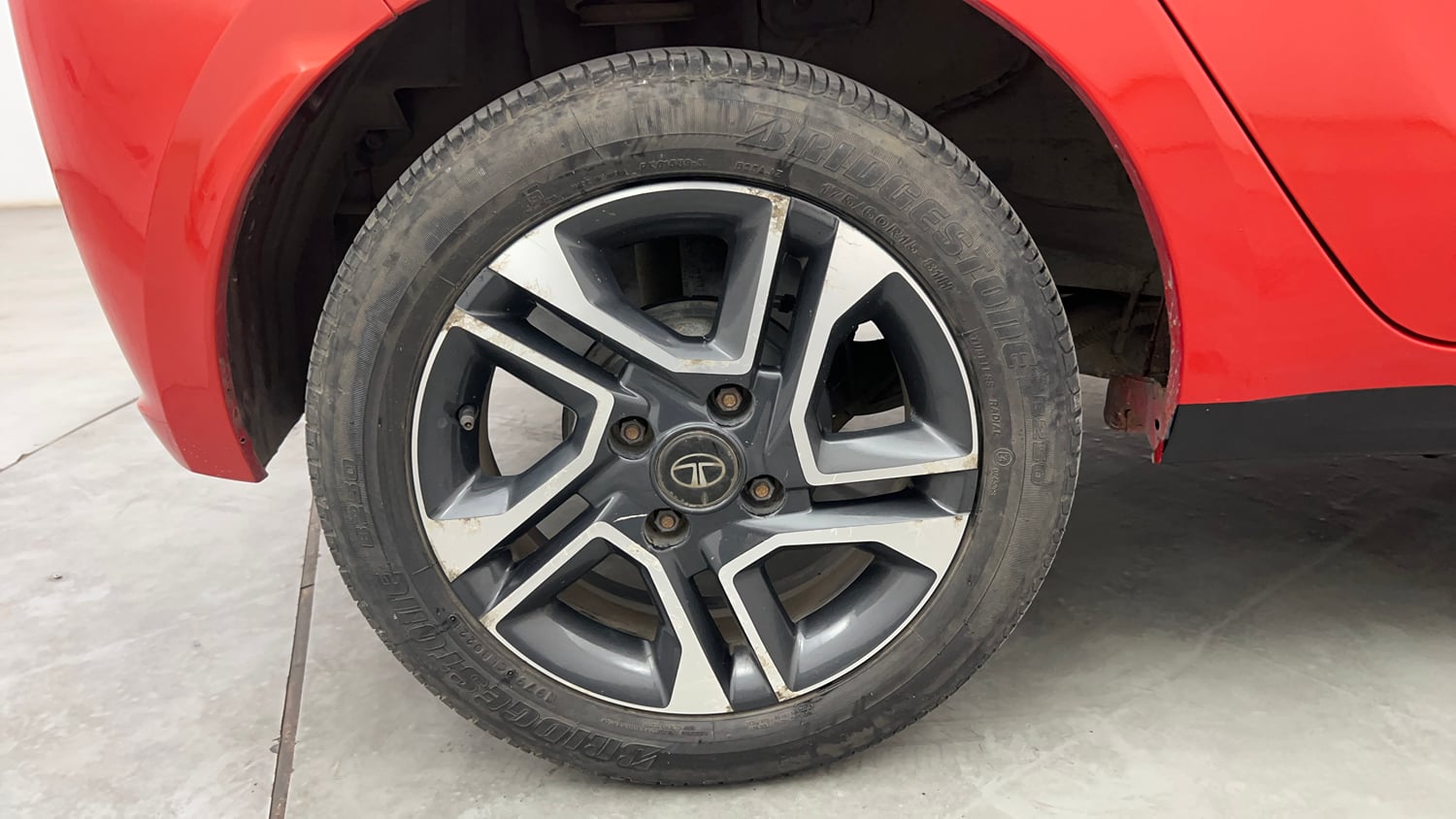 Used 2021 Tata Tiago XZ Plus Petrol Manual tyres RIGHT REAR TYRE RIM VIEW