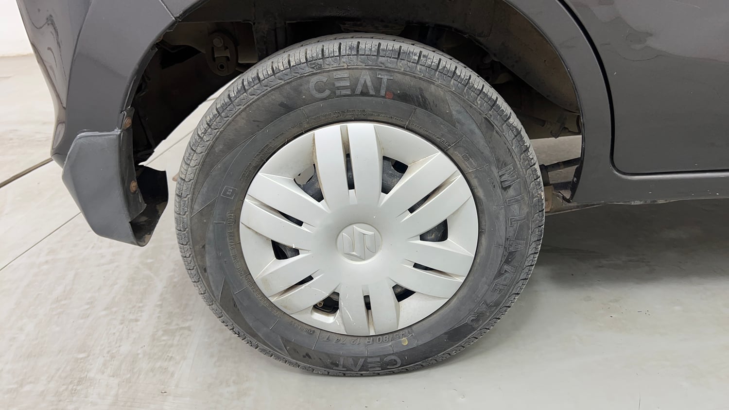 Used 2014 Maruti Suzuki Alto 800 Lxi Petrol Manual tyres RIGHT REAR TYRE RIM VIEW