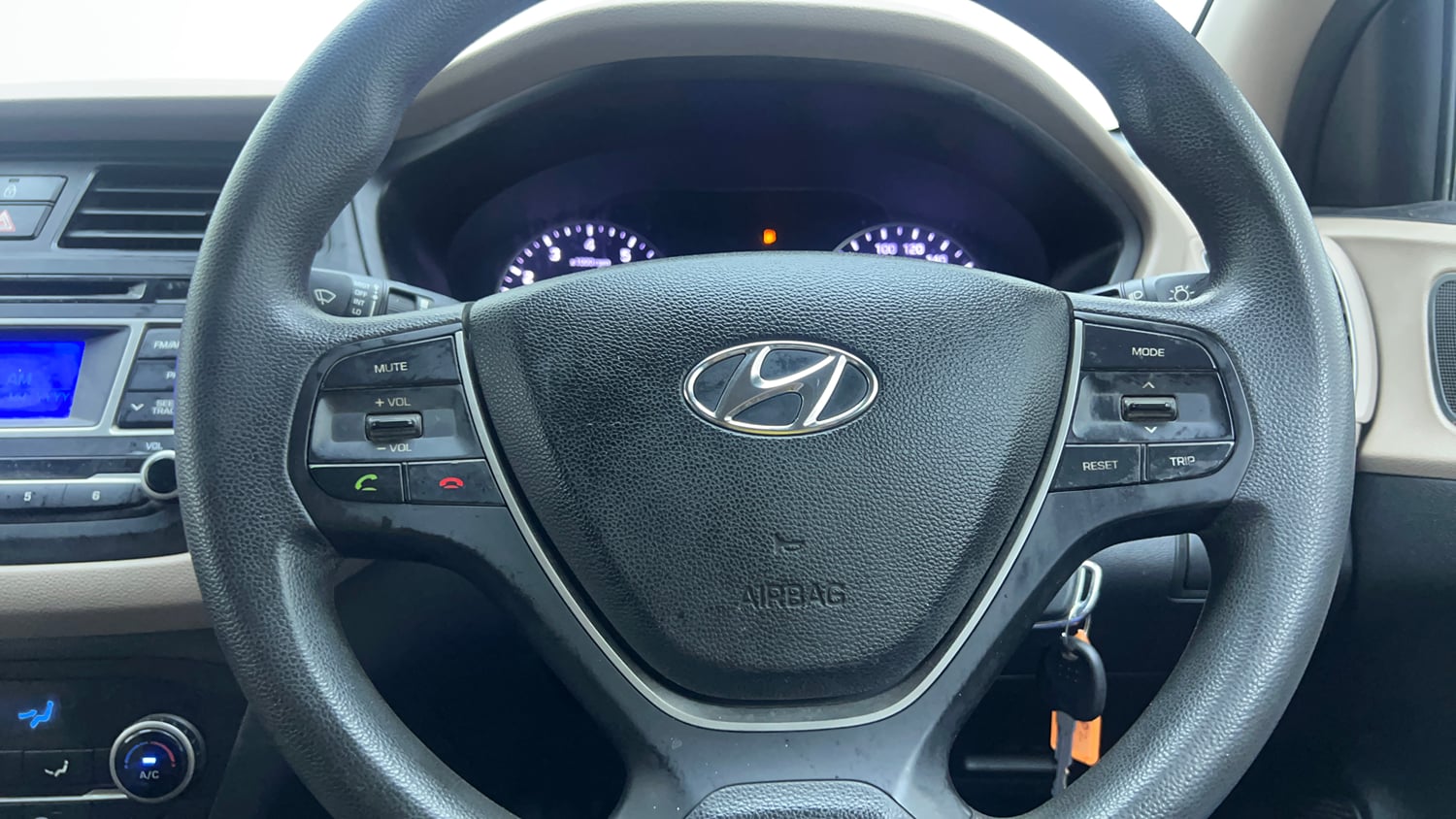 Used 2015 Hyundai Elite i20 Sportz 1.2 Petrol Manual top_features Steering mounted controls