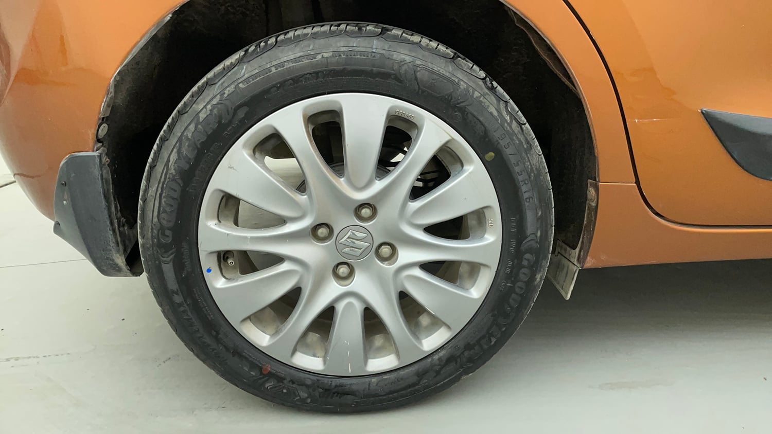 Used 2016 Maruti Suzuki Baleno Zeta 1.2 Petrol Manual tyres RIGHT REAR TYRE RIM VIEW