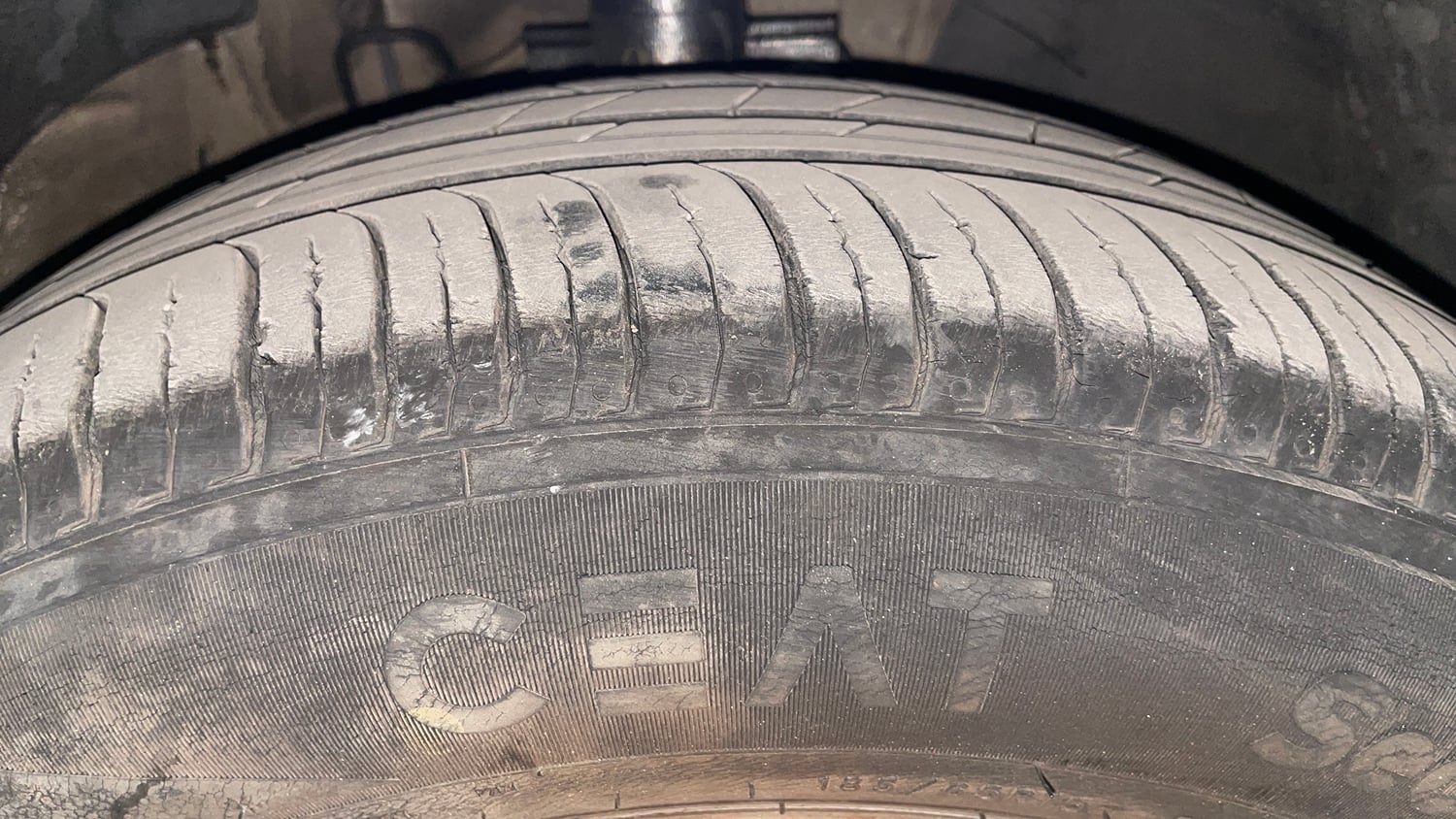 Used 2015 Volkswagen Vento Highline Petrol Petrol Manual tyres RIGHT FRONT TYRE TREAD VIEW