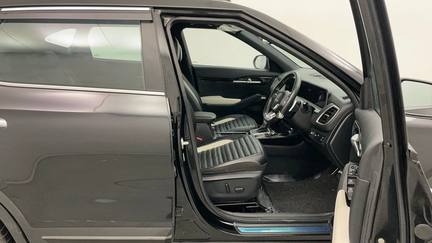 Used 2025 Kia Seltos GTX Plus 1.5 Diesel AT Diesel Automatic interior RIGHT SIDE FRONT DOOR CABIN VIEW