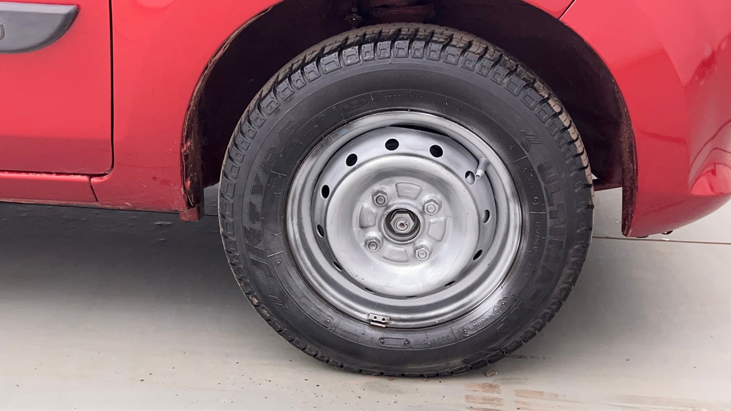Used 2016 Maruti Suzuki Alto 800 Lxi Petrol Manual tyres RIGHT FRONT TYRE RIM VIEW