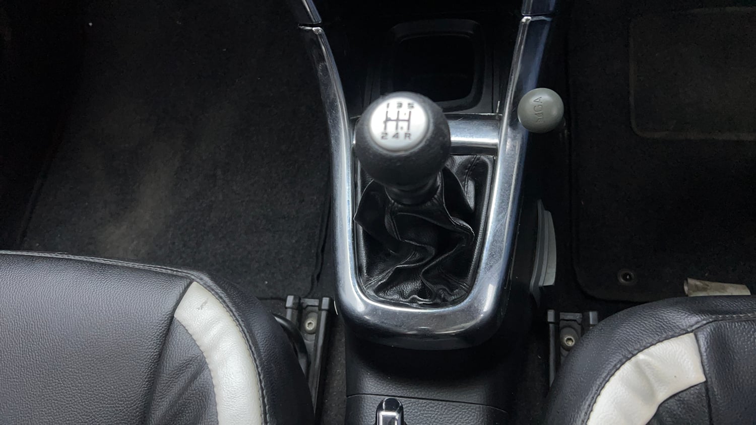 Used 2015 Maruti Suzuki Swift VXi Petrol Manual interior GEAR  KNOB VIEW