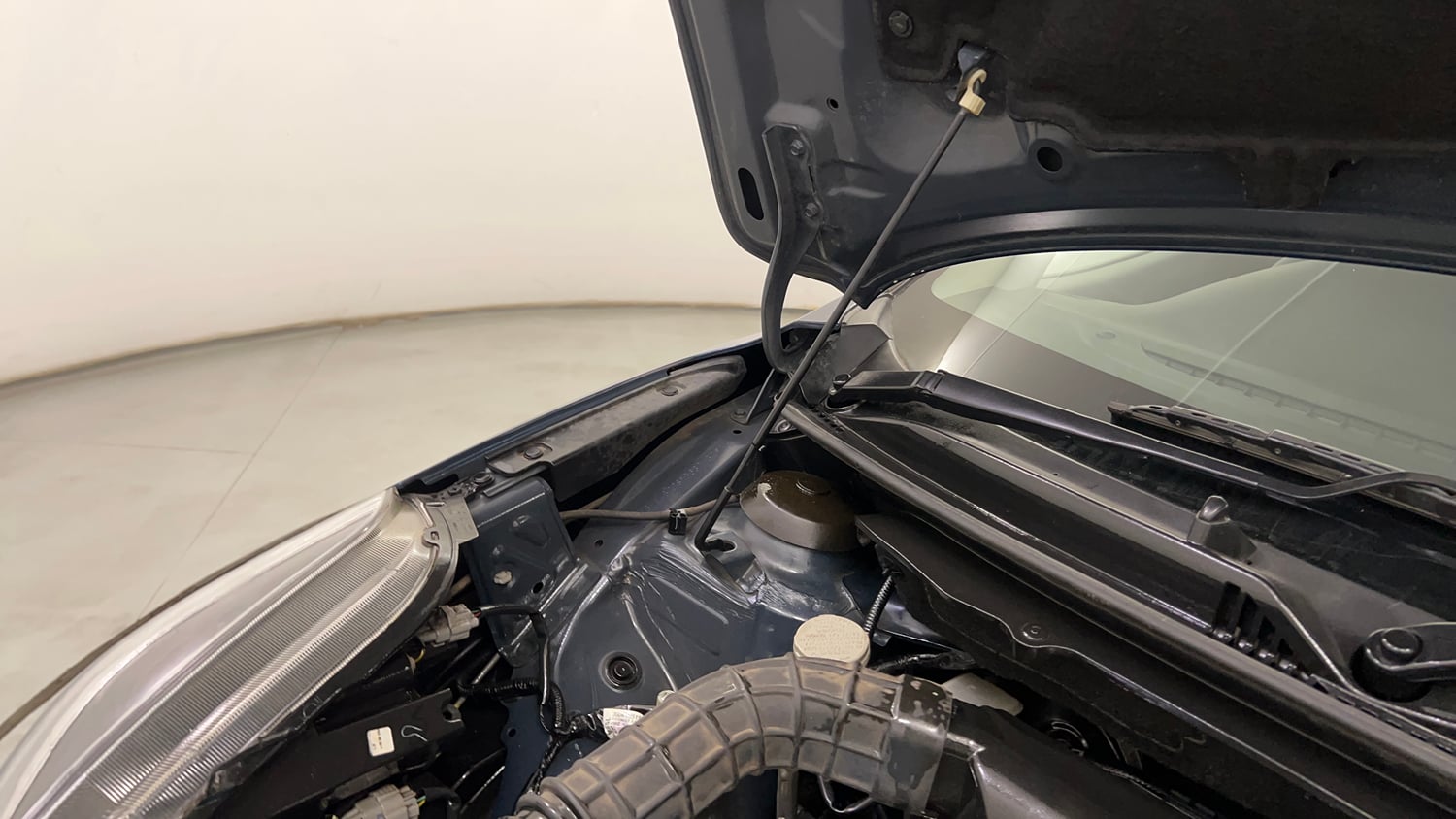 Used 2021 Maruti Suzuki Baleno Zeta Petrol Manual engine ENGINE RIGHT SIDE HINGE & APRON VIEW