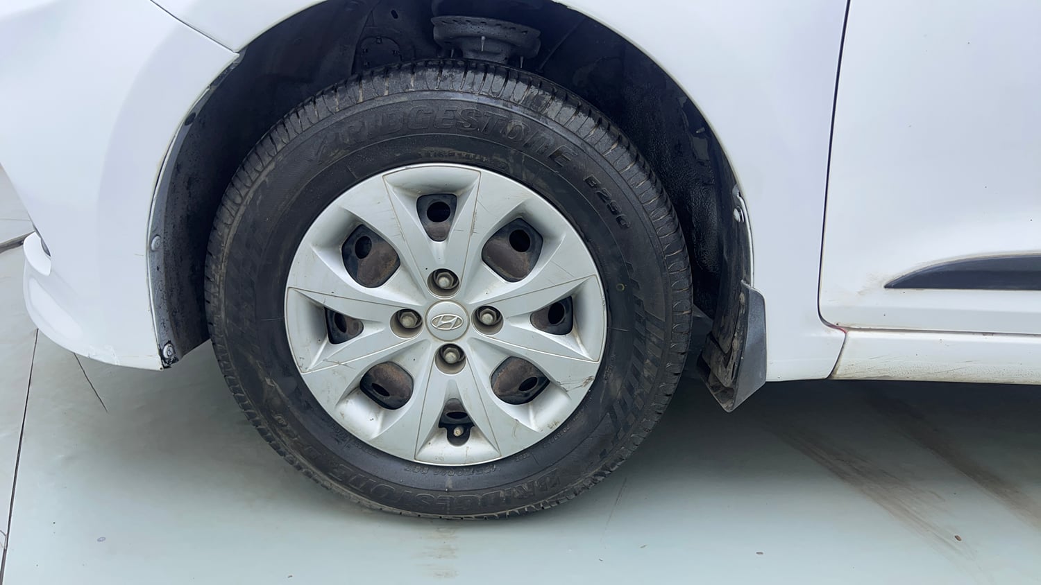 Used 2015 Hyundai Elite i20 Sportz 1.2 Petrol Manual tyres LEFT FRONT TYRE RIM VIEW