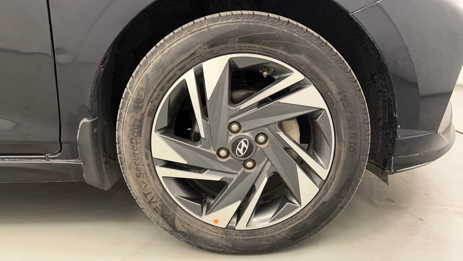 Used 2022 Hyundai New i20 Asta (O) 1.0 Turbo DCT Petrol Automatic tyres RIGHT FRONT TYRE RIM VIEW