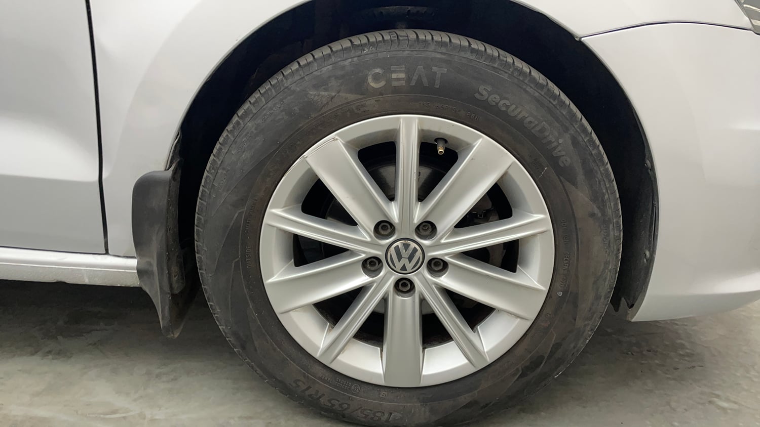 Used 2015 Volkswagen Vento Highline Petrol Petrol Manual tyres RIGHT FRONT TYRE RIM VIEW