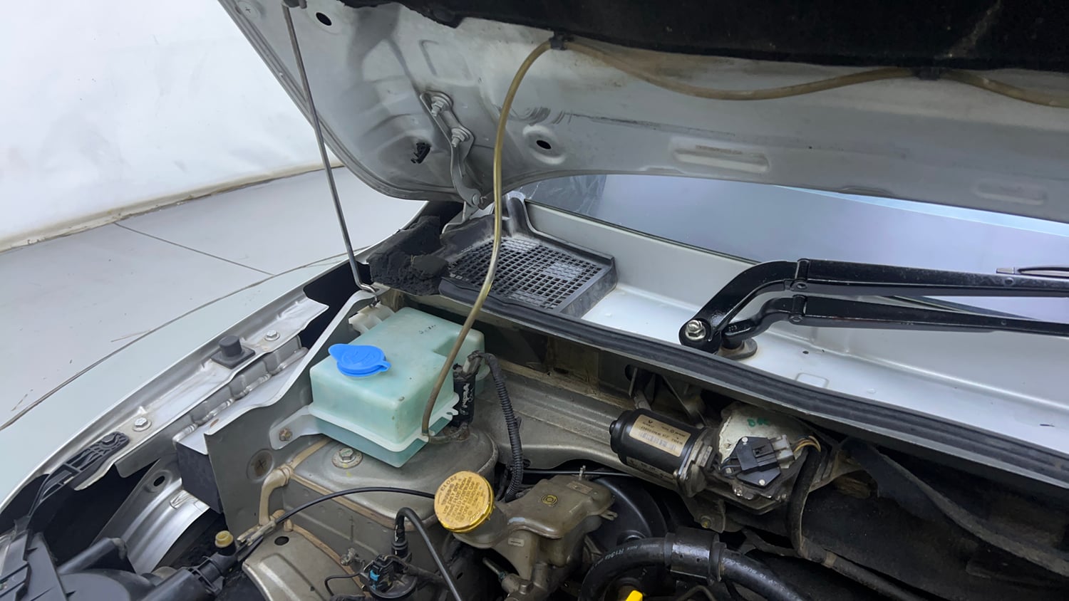 Used 2019 Renault Kwid 1.0 RXT AMT Opt Petrol Automatic engine ENGINE RIGHT SIDE HINGE & APRON VIEW