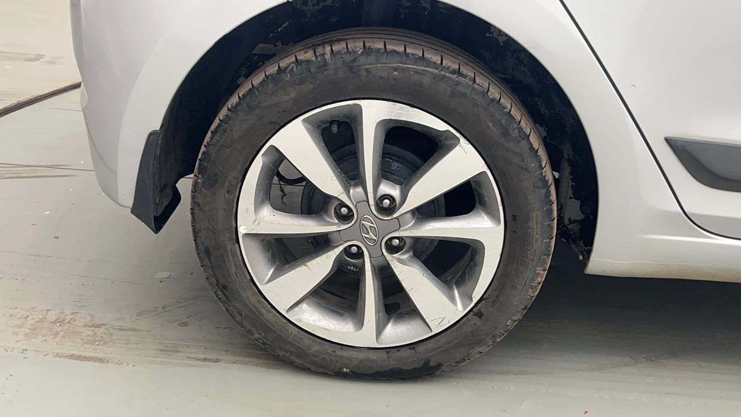Used 2017 Hyundai Elite i20 Asta 1.2 (O) Petrol Manual tyres RIGHT REAR TYRE RIM VIEW