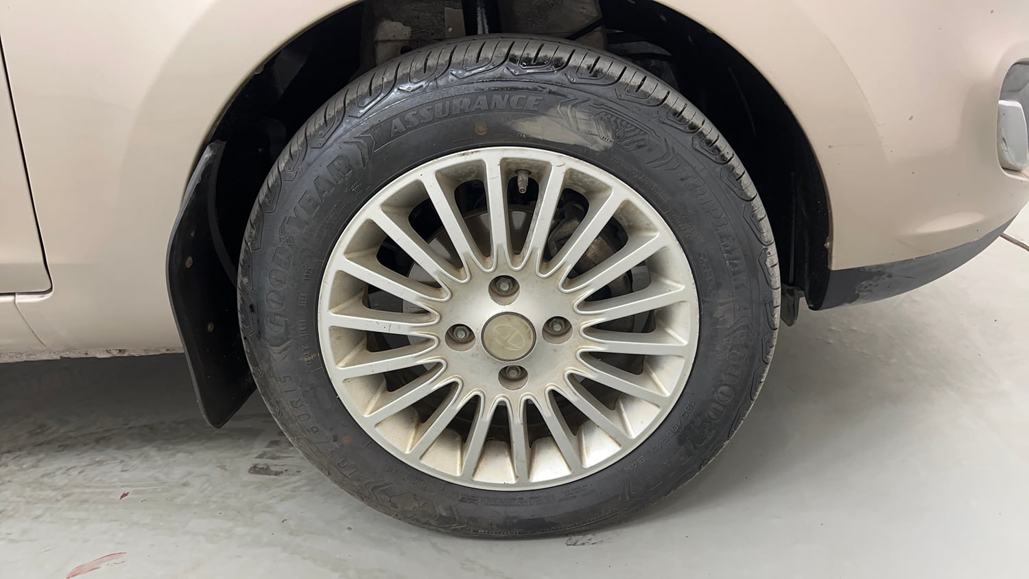 Used 2014 Tata Zest XMS Petrol Petrol Manual tyres RIGHT FRONT TYRE RIM VIEW