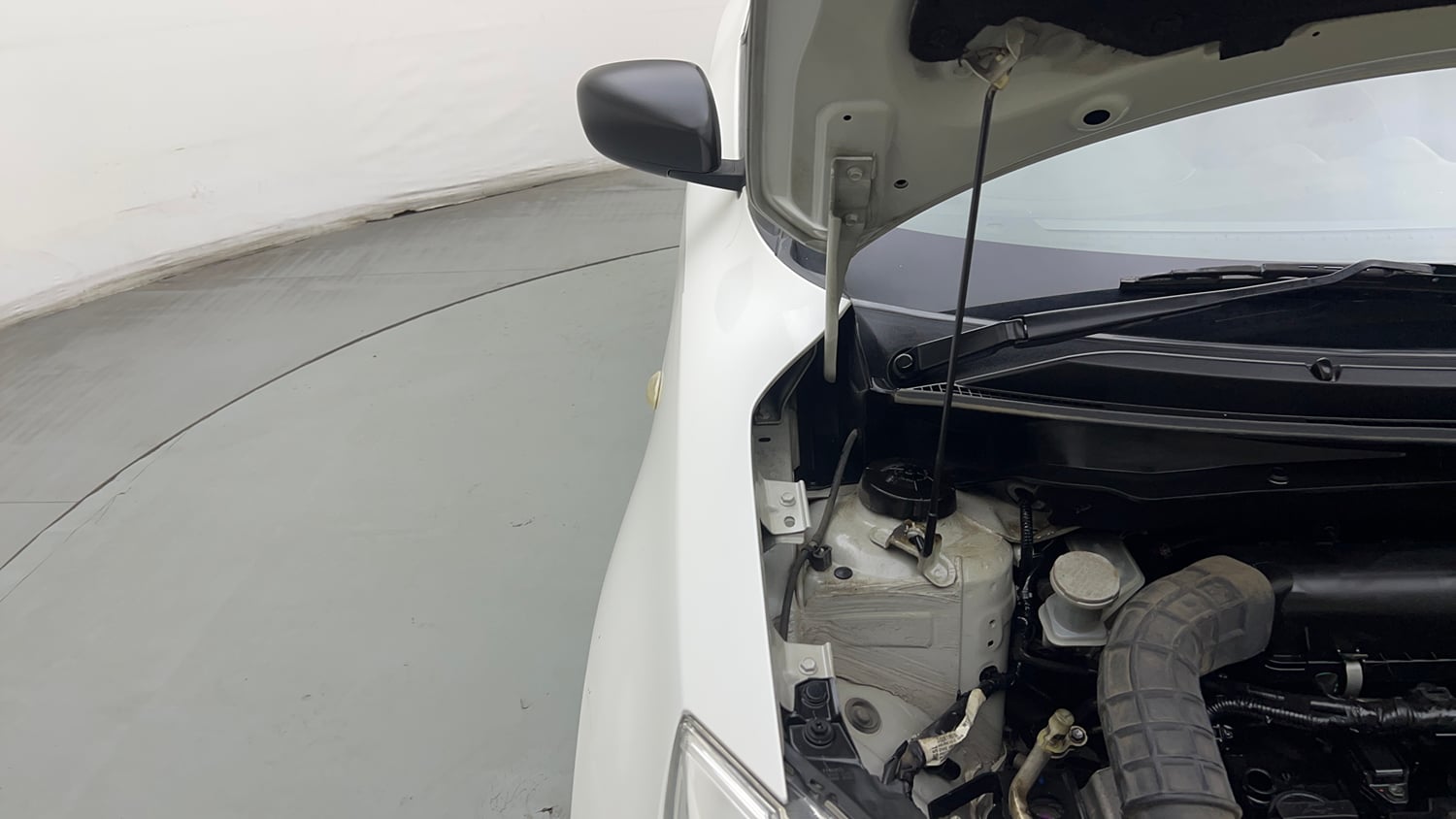 Used 2022 Maruti Suzuki Swift LXi Petrol Manual engine ENGINE RIGHT SIDE HINGE & APRON VIEW