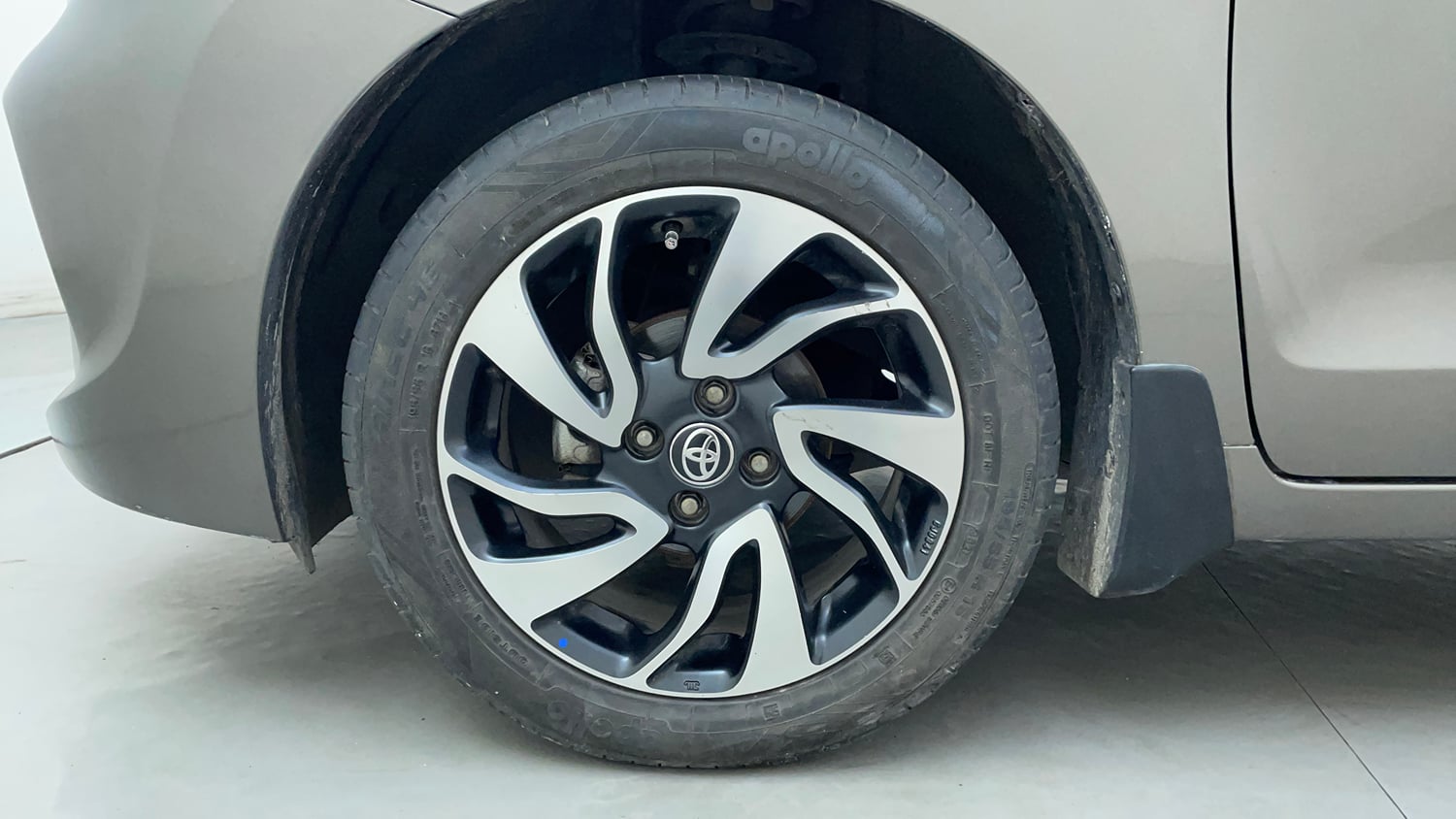 Used 2022 Toyota Glanza V CVT Petrol Automatic tyres LEFT FRONT TYRE RIM VIEW