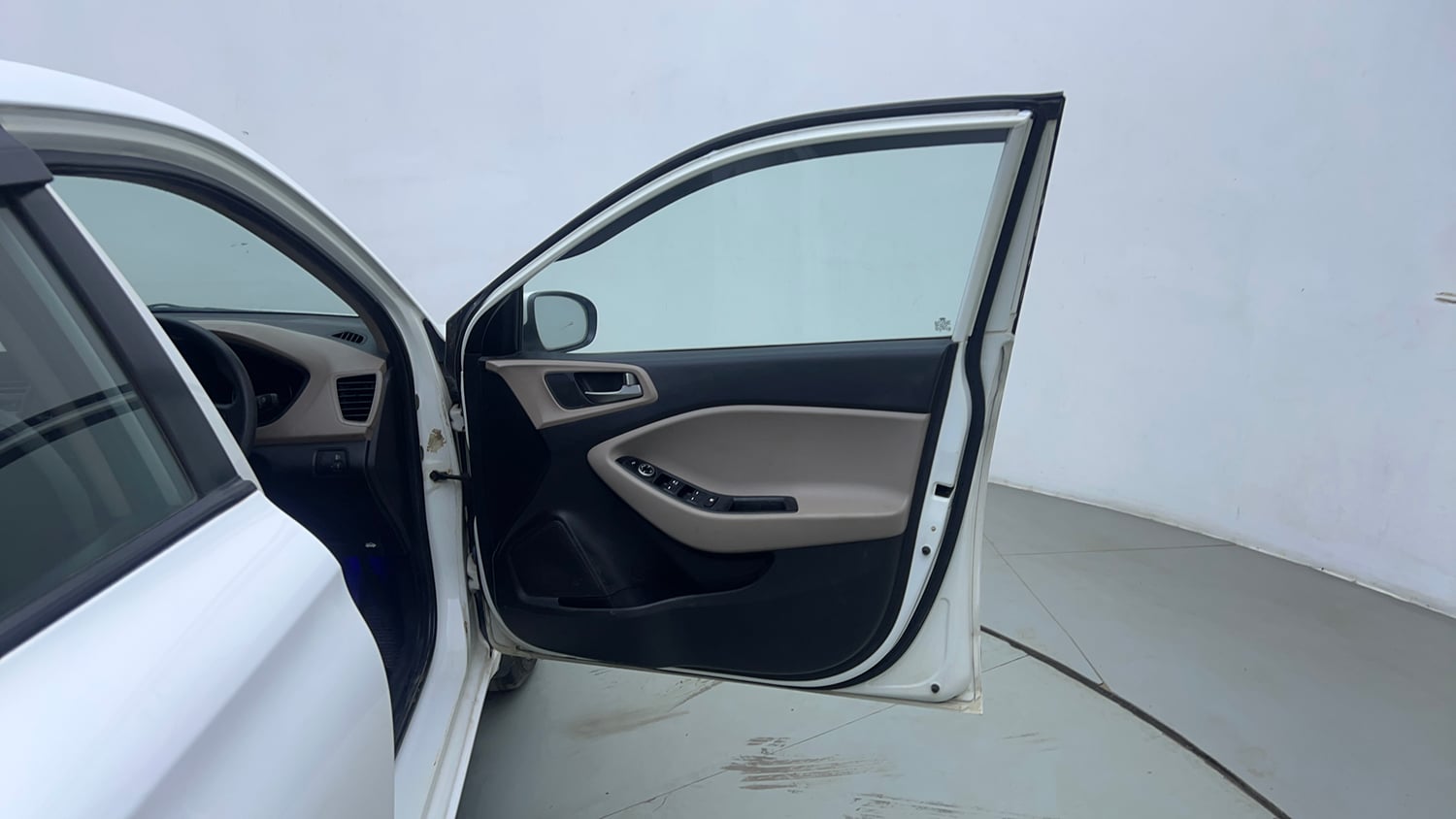Used 2015 Hyundai Elite i20 Sportz 1.2 Petrol Manual interior RIGHT FRONT DOOR OPEN VIEW