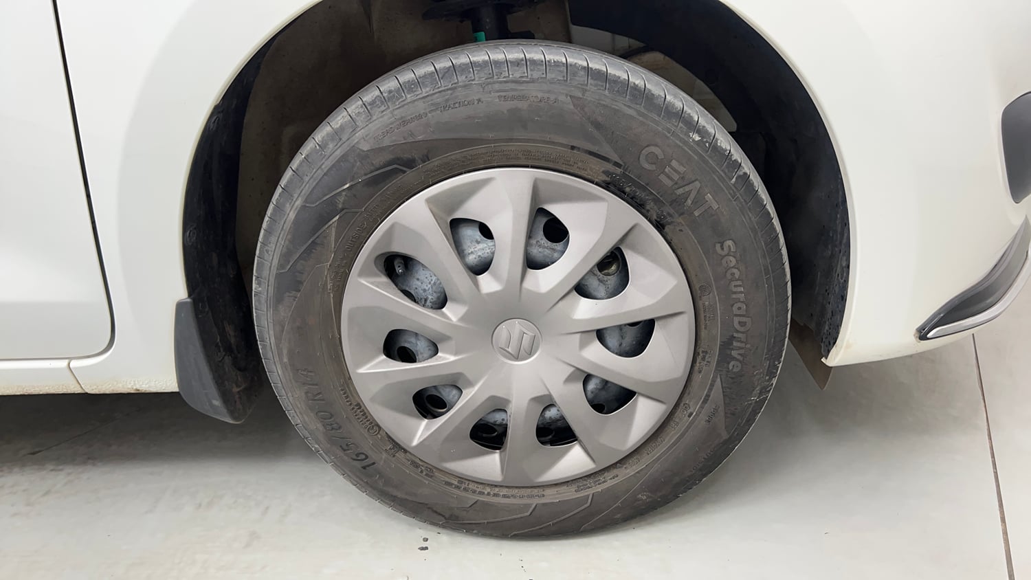 Used 2025 Maruti Suzuki Dzire VXi CNG Cng Manual tyres RIGHT FRONT TYRE RIM VIEW