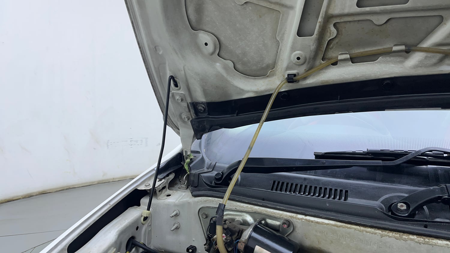 Used 2022 Maruti Suzuki Alto 800 LXi (O) Petrol Manual engine ENGINE RIGHT SIDE HINGE & APRON VIEW