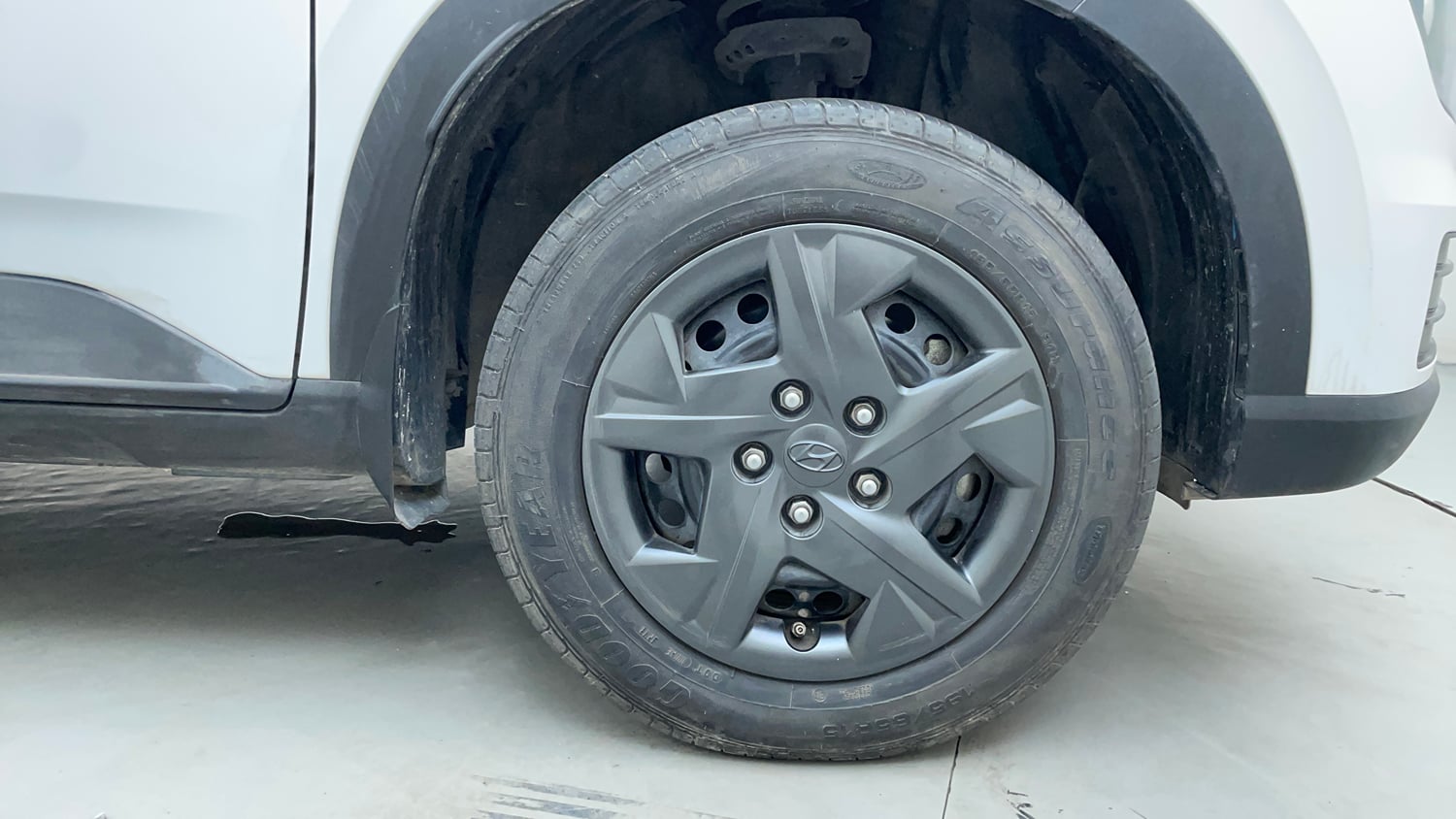 Used 2024 Hyundai Venue SX 1.2 Petrol Petrol Manual tyres RIGHT FRONT TYRE RIM VIEW