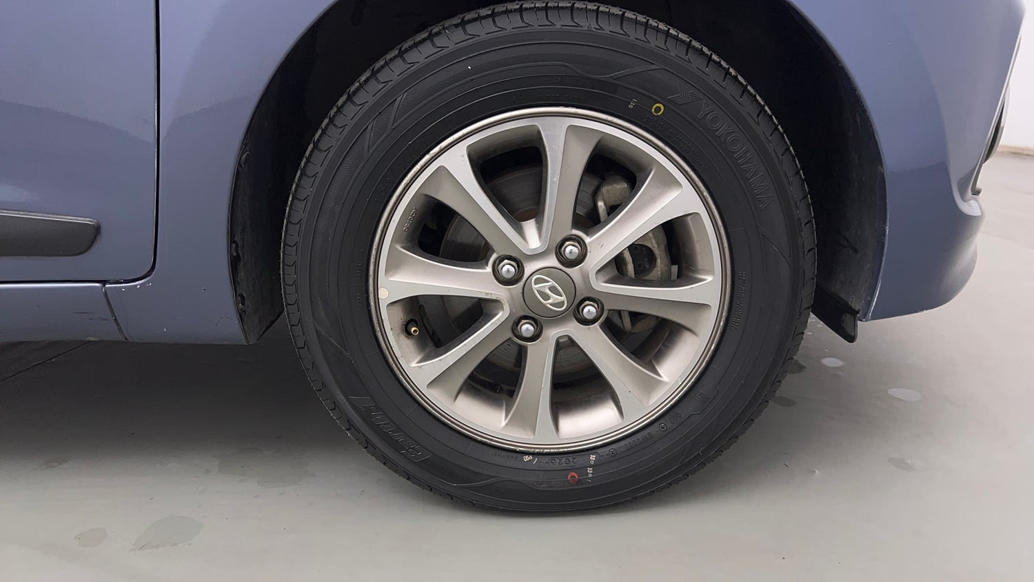 Used 2016 Hyundai Grand i10 Asta 1.2 Kappa VTVT Petrol Manual tyres RIGHT FRONT TYRE RIM VIEW