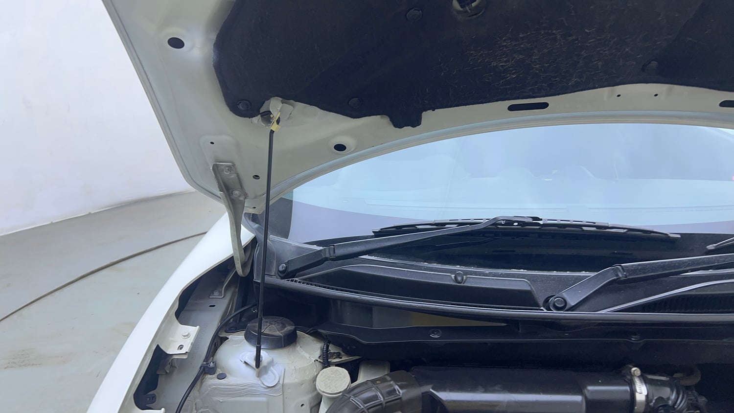 Used 2018 Maruti Suzuki Swift ZXi AMT Petrol Automatic engine ENGINE RIGHT SIDE HINGE & APRON VIEW