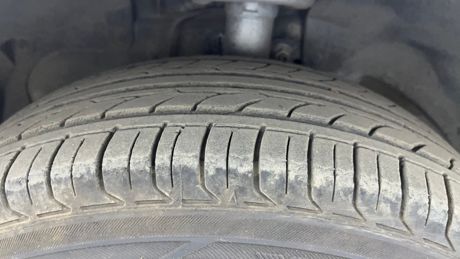 Used 2014 Ford Figo Duratorq Diesel EXI 1.4 Diesel Manual tyres LEFT FRONT TYRE TREAD VIEW
