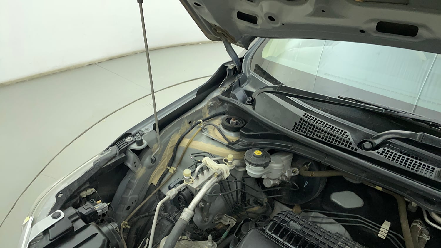Used 2019 Honda Amaze 1.2 V CVT Petrol Petrol Automatic engine ENGINE RIGHT SIDE HINGE & APRON VIEW