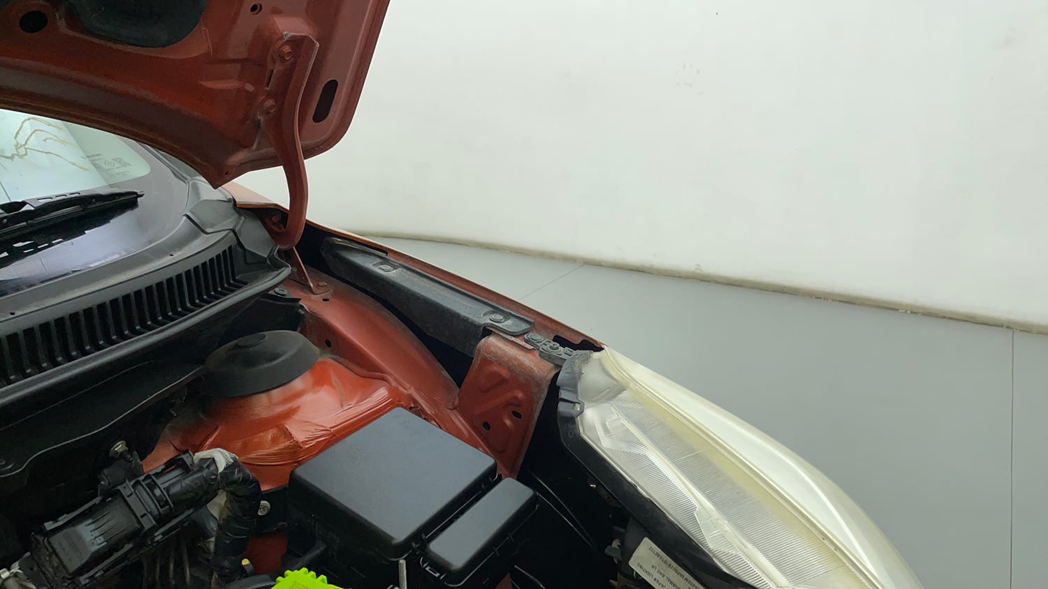 Used 2016 Maruti Suzuki Baleno Zeta 1.2 Petrol Manual engine ENGINE LEFT SIDE HINGE & APRON VIEW