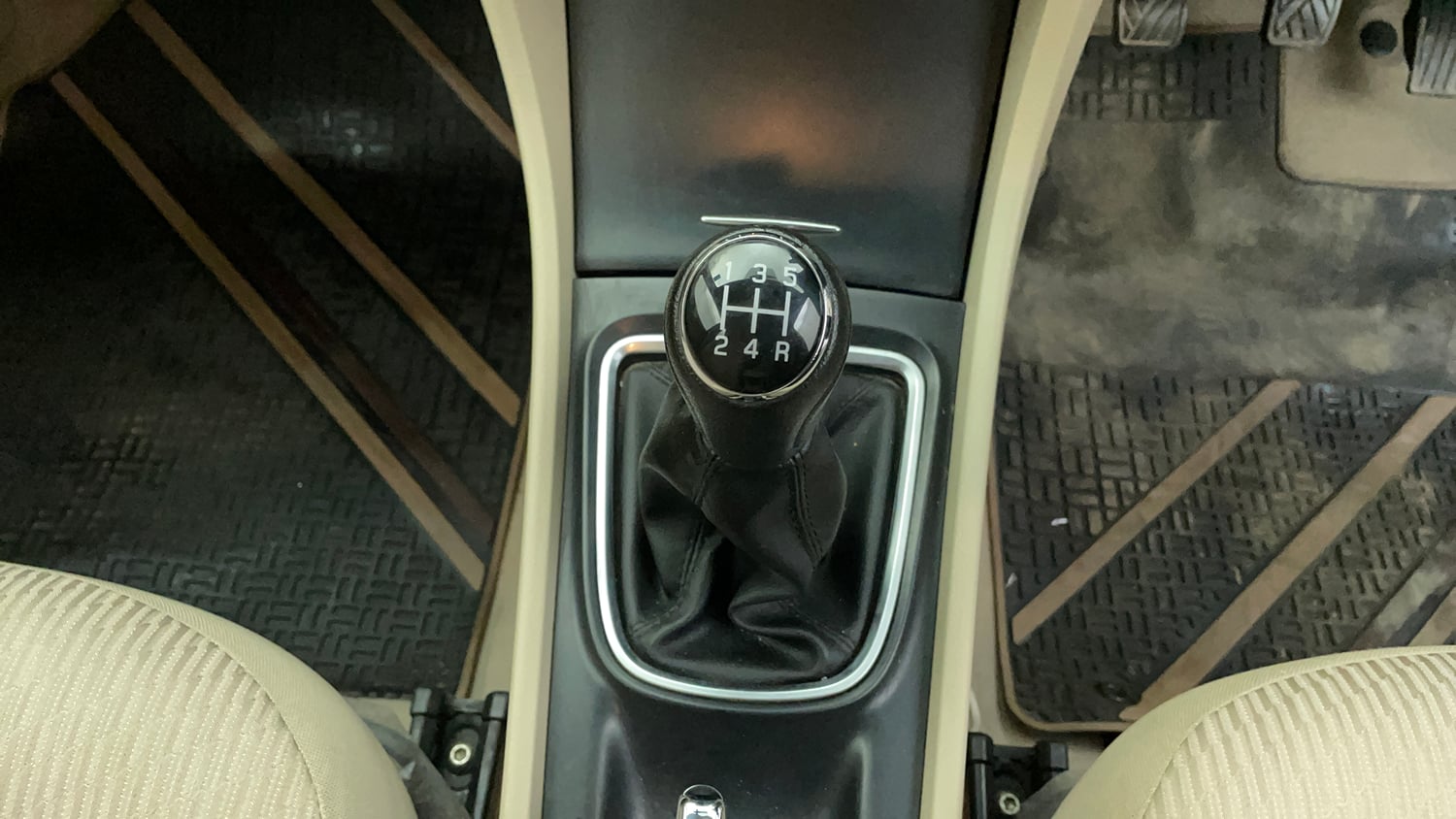 Used 2022 Maruti Suzuki Ciaz Delta 1.5 Petrol Manual interior GEAR  KNOB VIEW