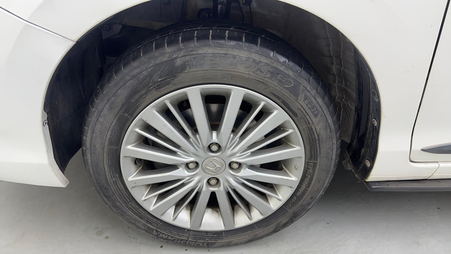 Used 2022 Honda City V Petrol Petrol Manual tyres LEFT FRONT TYRE RIM VIEW