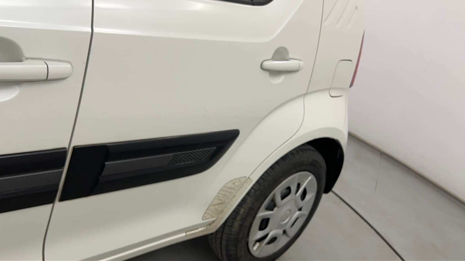 Used 2017 Maruti Suzuki Ignis Delta 1.2 MT Petrol Manual dents MINOR SCRATCH