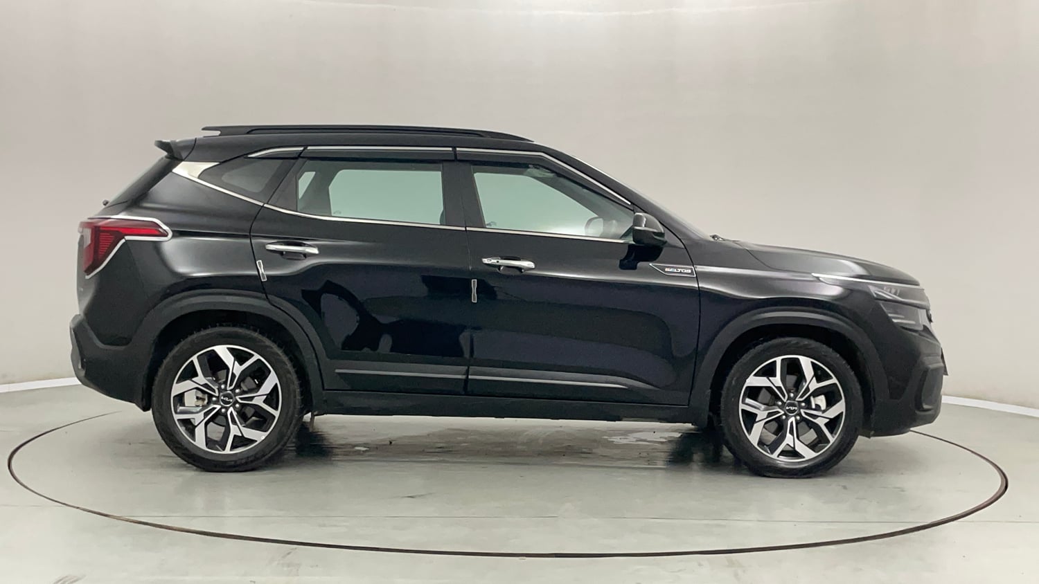 Used 2025 Kia Seltos GTX Plus 1.5 Diesel AT Diesel Automatic exterior RIGHT SIDE VIEW