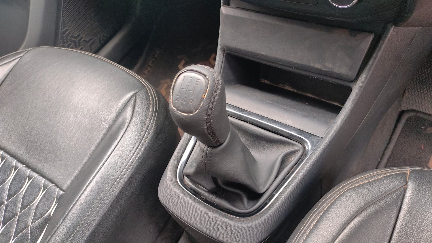 Used 2023 Tata Punch Pure MT Petrol Manual interior GEAR  KNOB VIEW