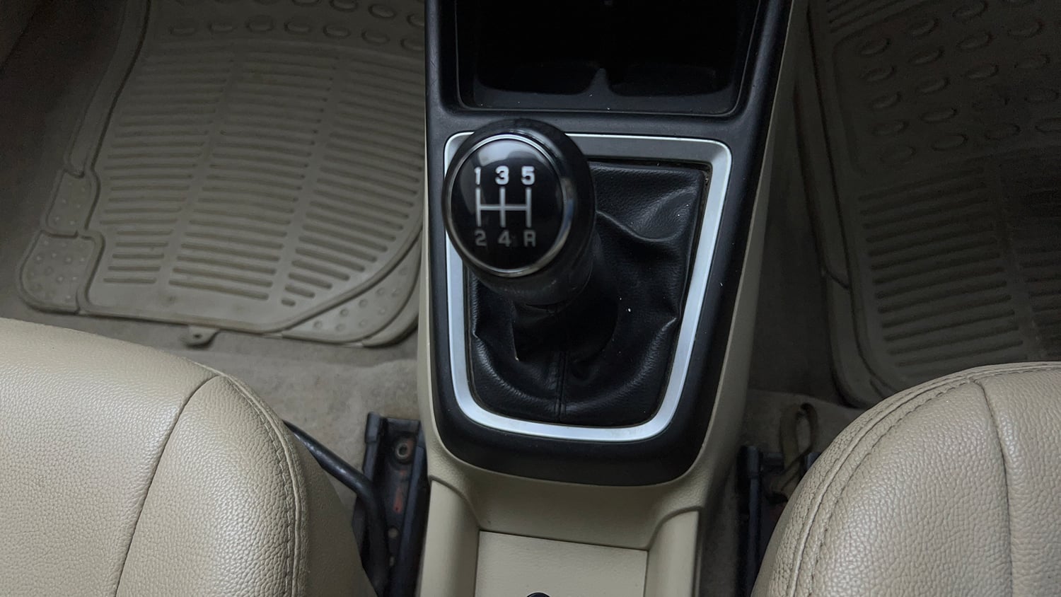 Used 2018 Maruti Suzuki Dzire VDi Diesel Manual interior GEAR  KNOB VIEW