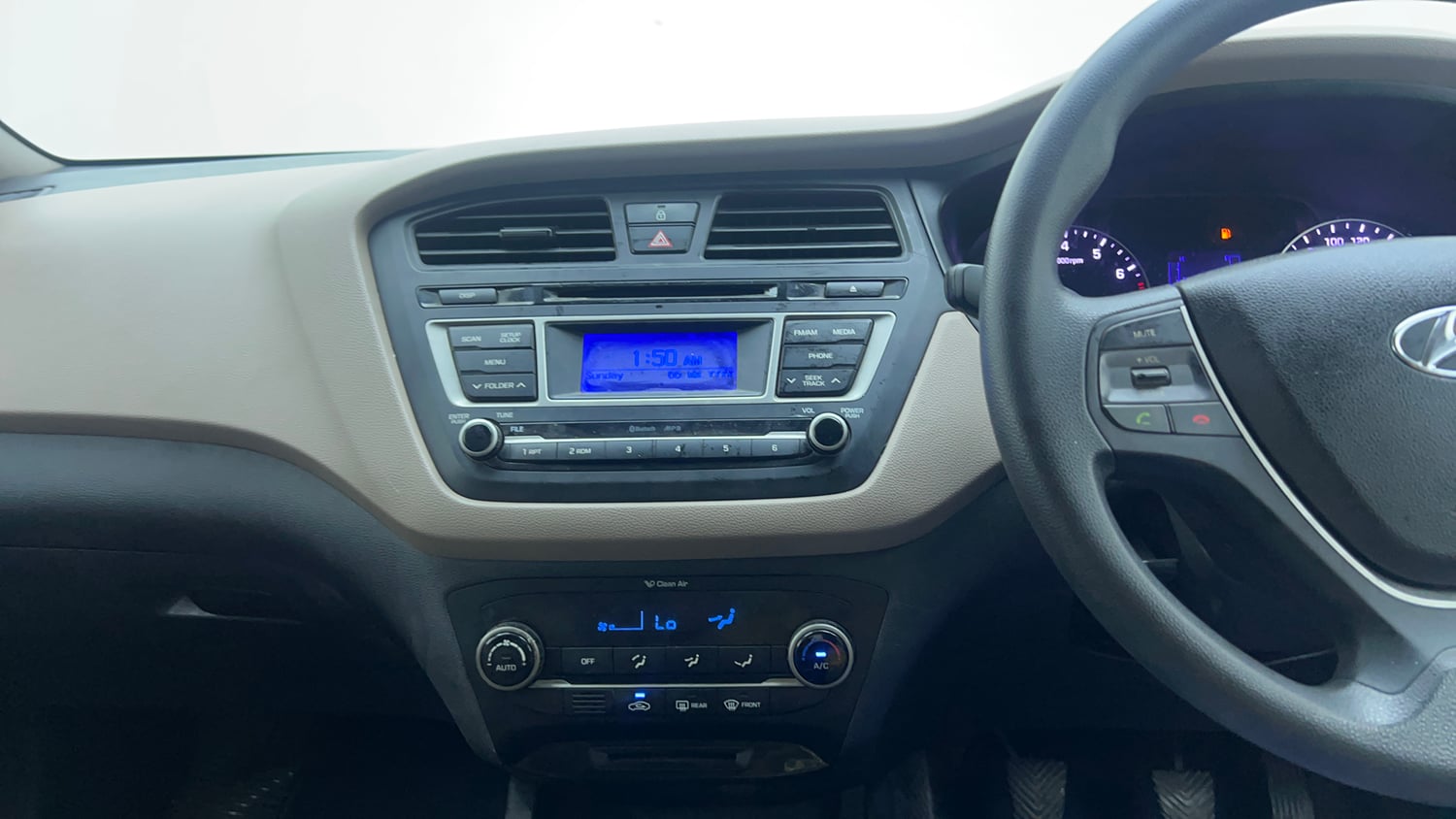 Used 2015 Hyundai Elite i20 Sportz 1.2 Petrol Manual top_features Integrated (in-dash) music system