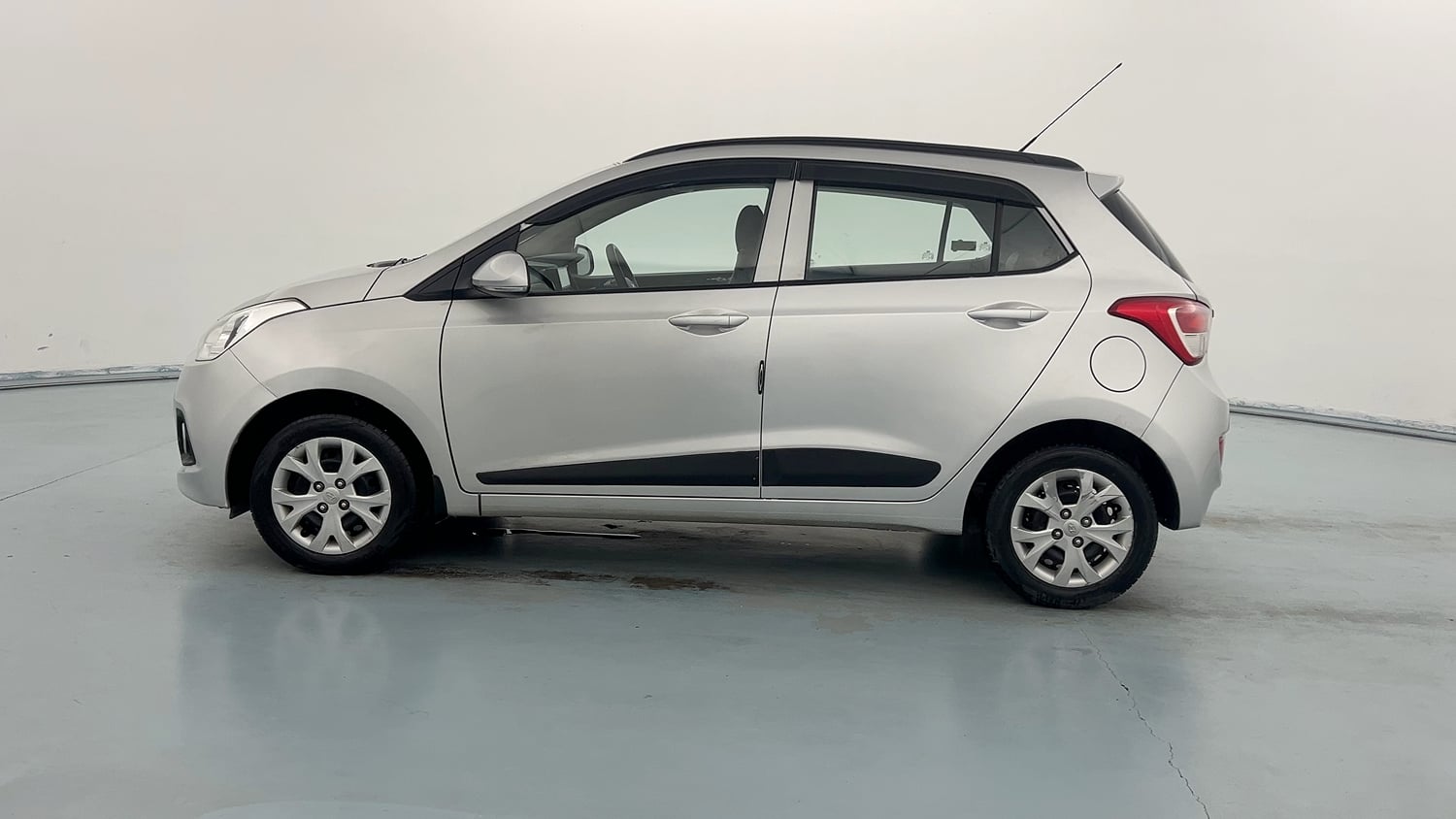 Used 2016 Hyundai Grand i10 Sportz 1.2 Kappa VTVT Petrol Manual exterior LEFT SIDE VIEW