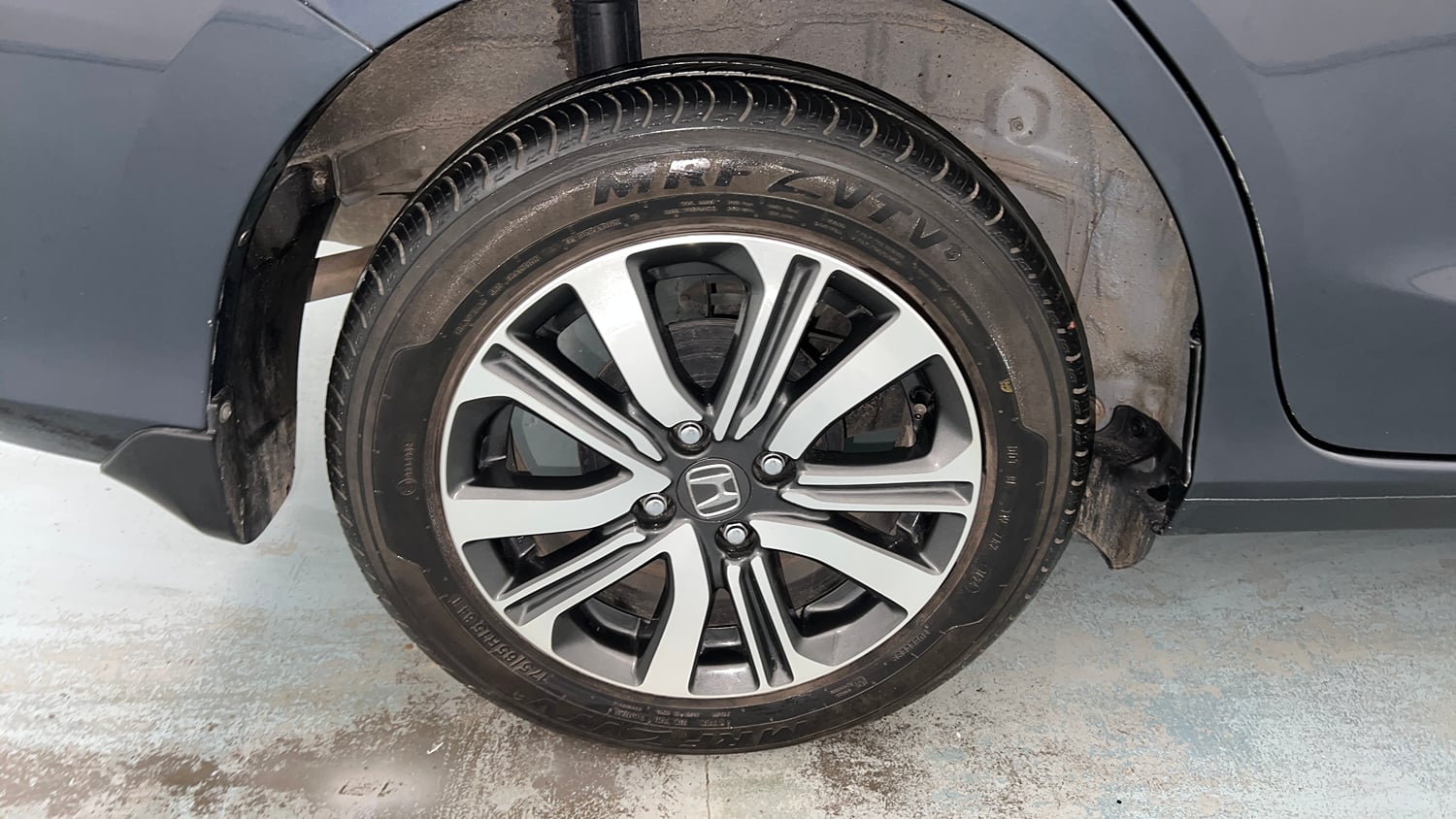 Used 2024 honda Amaze 2nd Generation VX 1.2 Petrol MT Petrol Manual tyres RIGHT REAR TYRE RIM VIEW