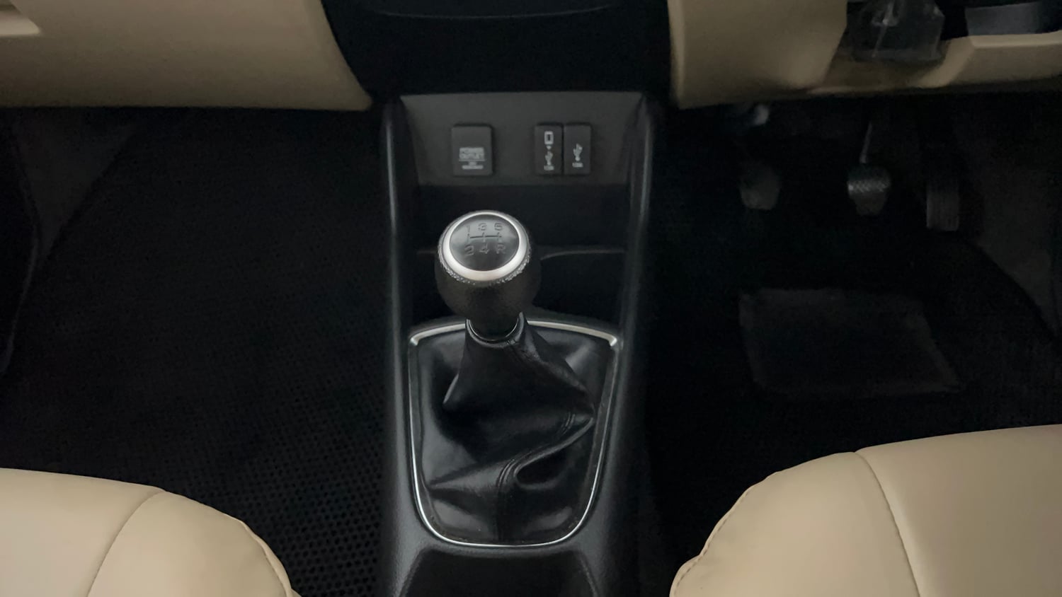 Used 2024 honda Amaze 2nd Generation VX 1.2 Petrol MT Petrol Manual interior GEAR  KNOB VIEW
