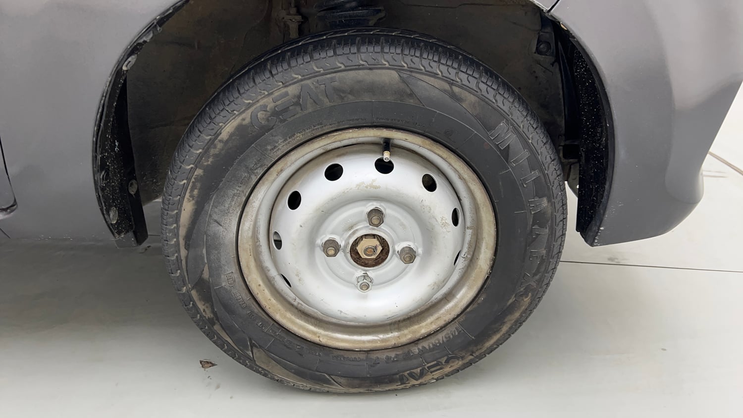 Used 2018 Maruti Suzuki Alto 800 VXi Petrol Manual tyres RIGHT FRONT TYRE RIM VIEW
