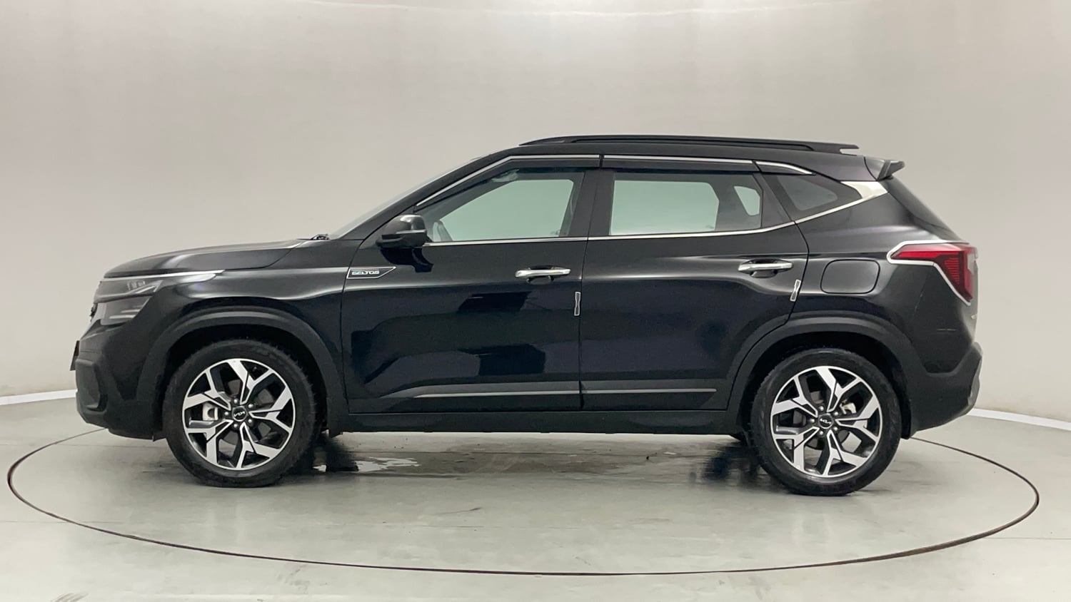 Used 2025 Kia Seltos GTX Plus 1.5 Diesel AT Diesel Automatic exterior LEFT SIDE VIEW
