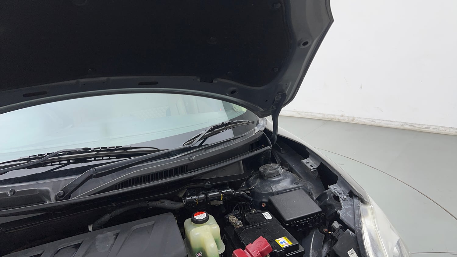 Used 2018 Maruti Suzuki Dzire VDi Diesel Manual engine ENGINE LEFT SIDE HINGE & APRON VIEW