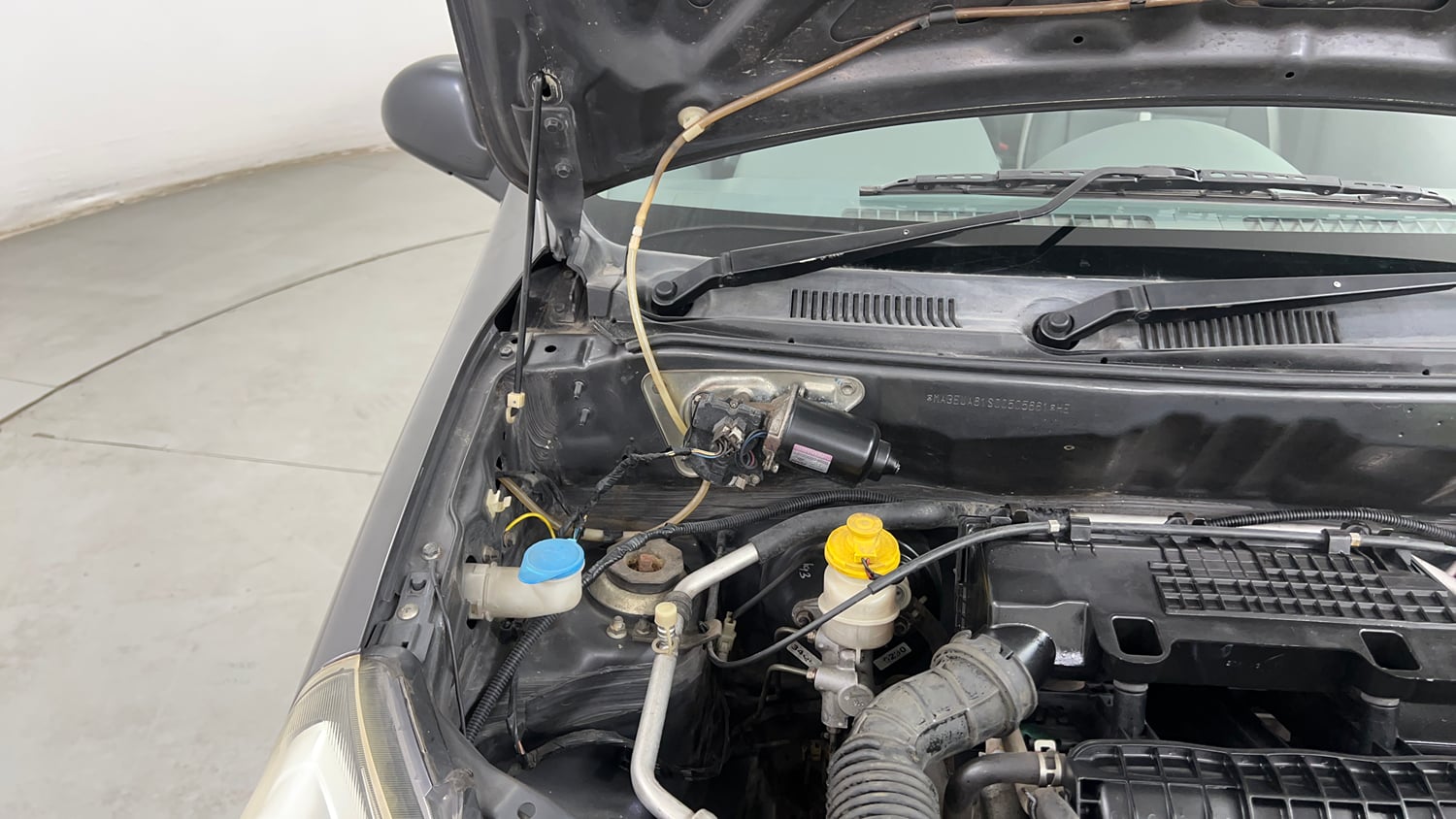 Used 2014 Maruti Suzuki Alto 800 Lxi Petrol Manual engine ENGINE RIGHT SIDE HINGE & APRON VIEW